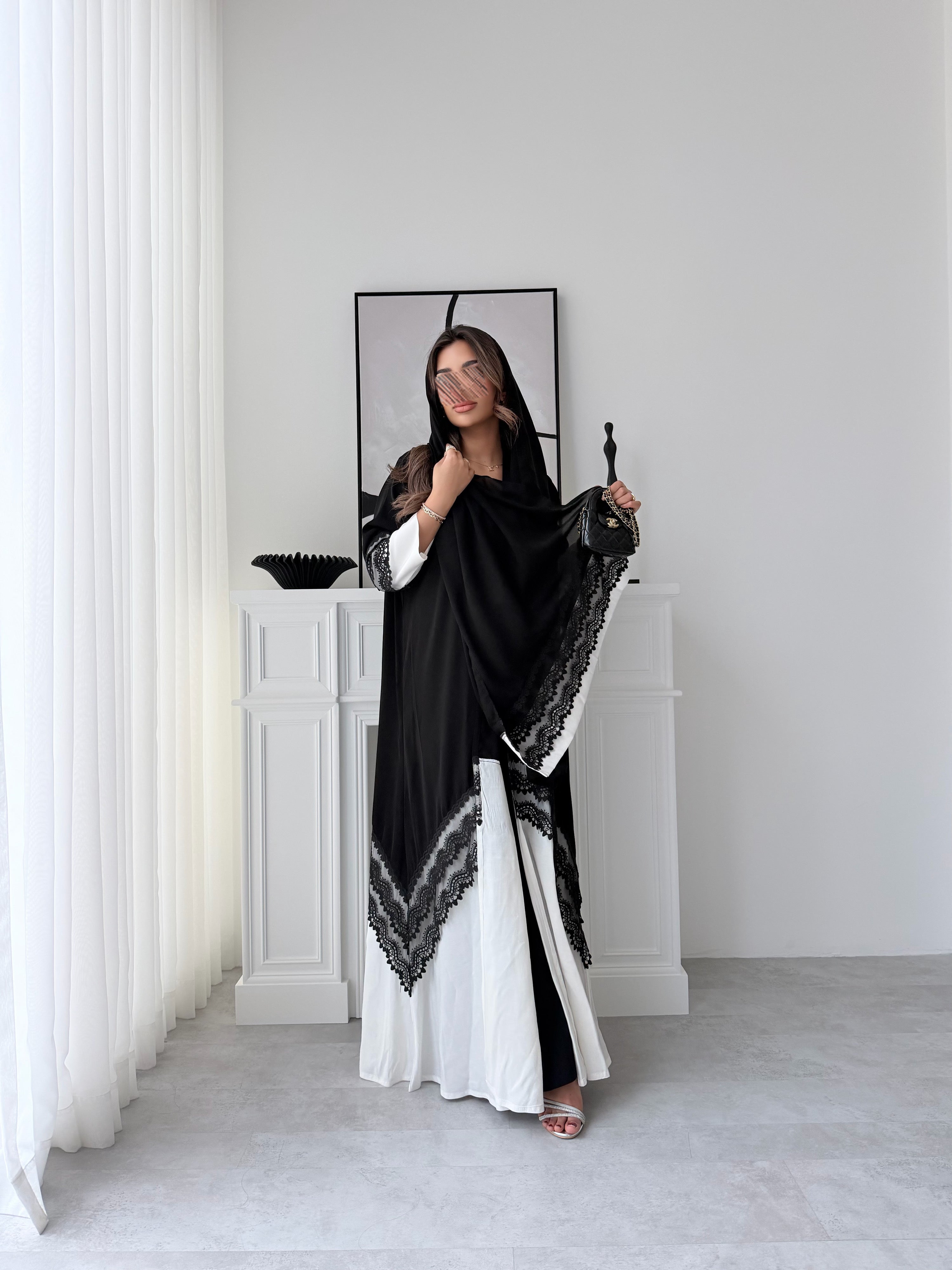 MW2134 - عبايه كريب ملكي مع اضافة قماش حرير بطريقة انيقة - Aya