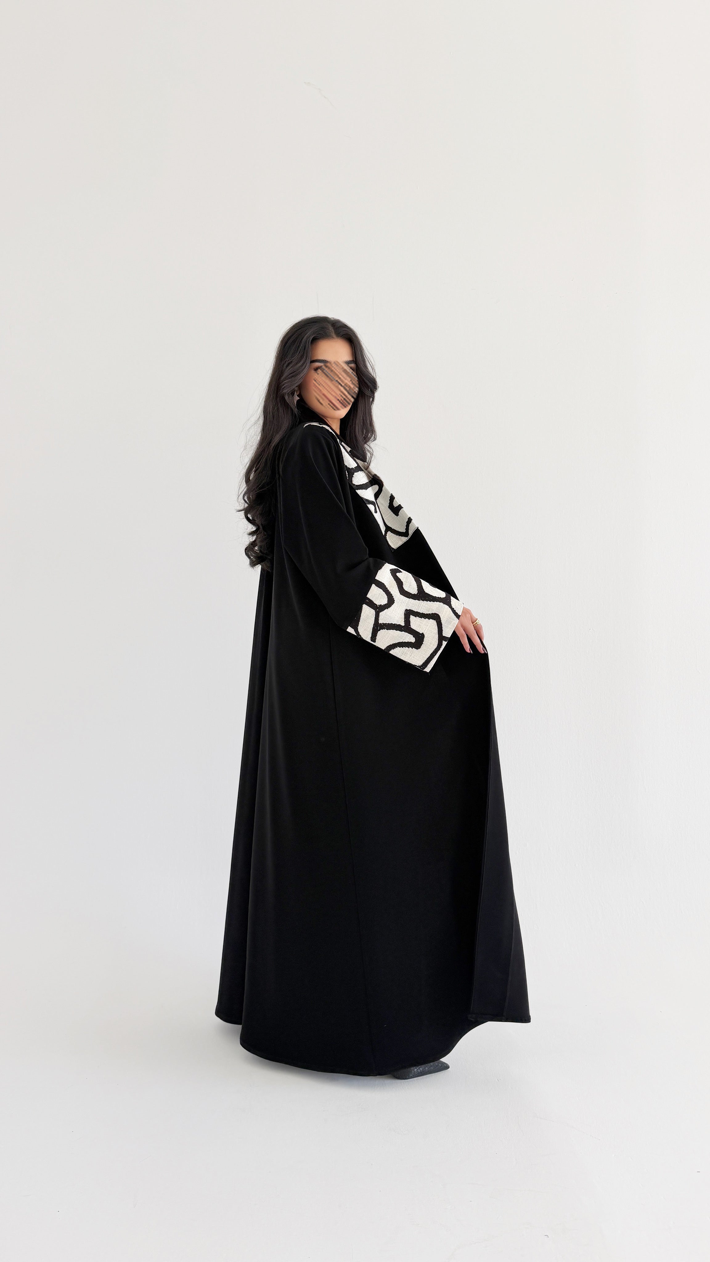 MWT1009 - عباية سوداء مع تدخيلة ابيض - Aya