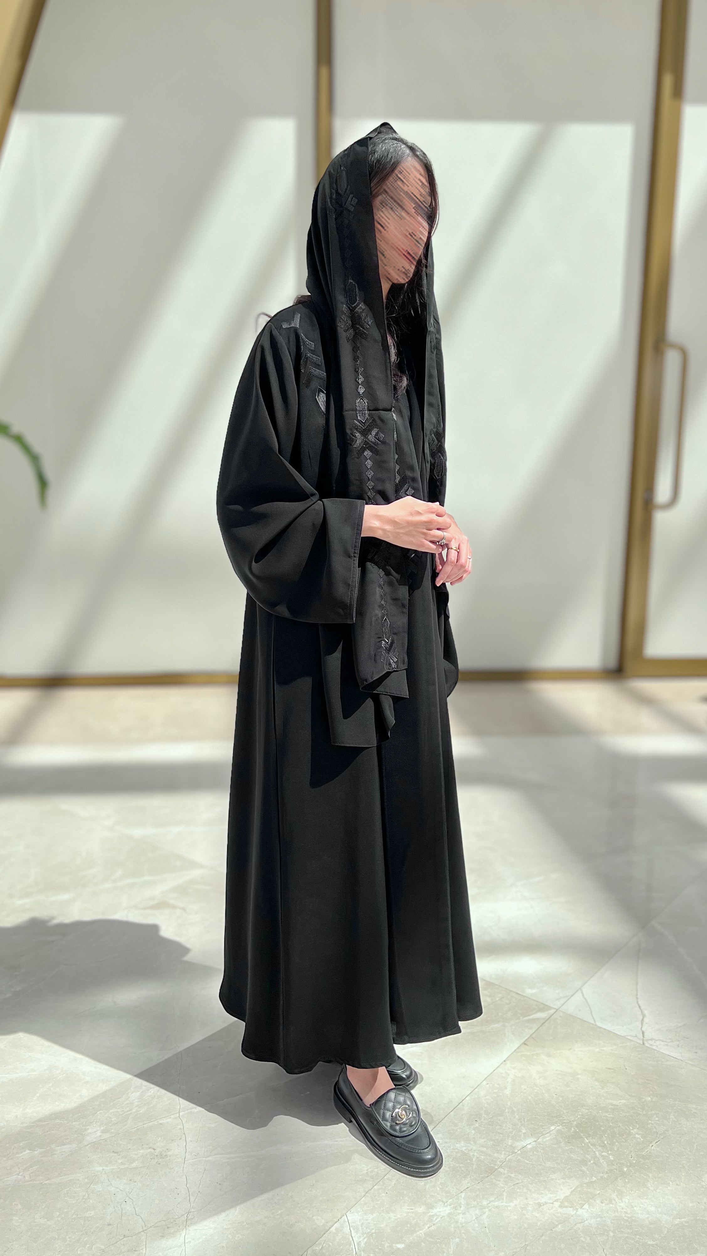 MW1710 - عباية سوداء بتطريز من الامام باللون اسود - Aya