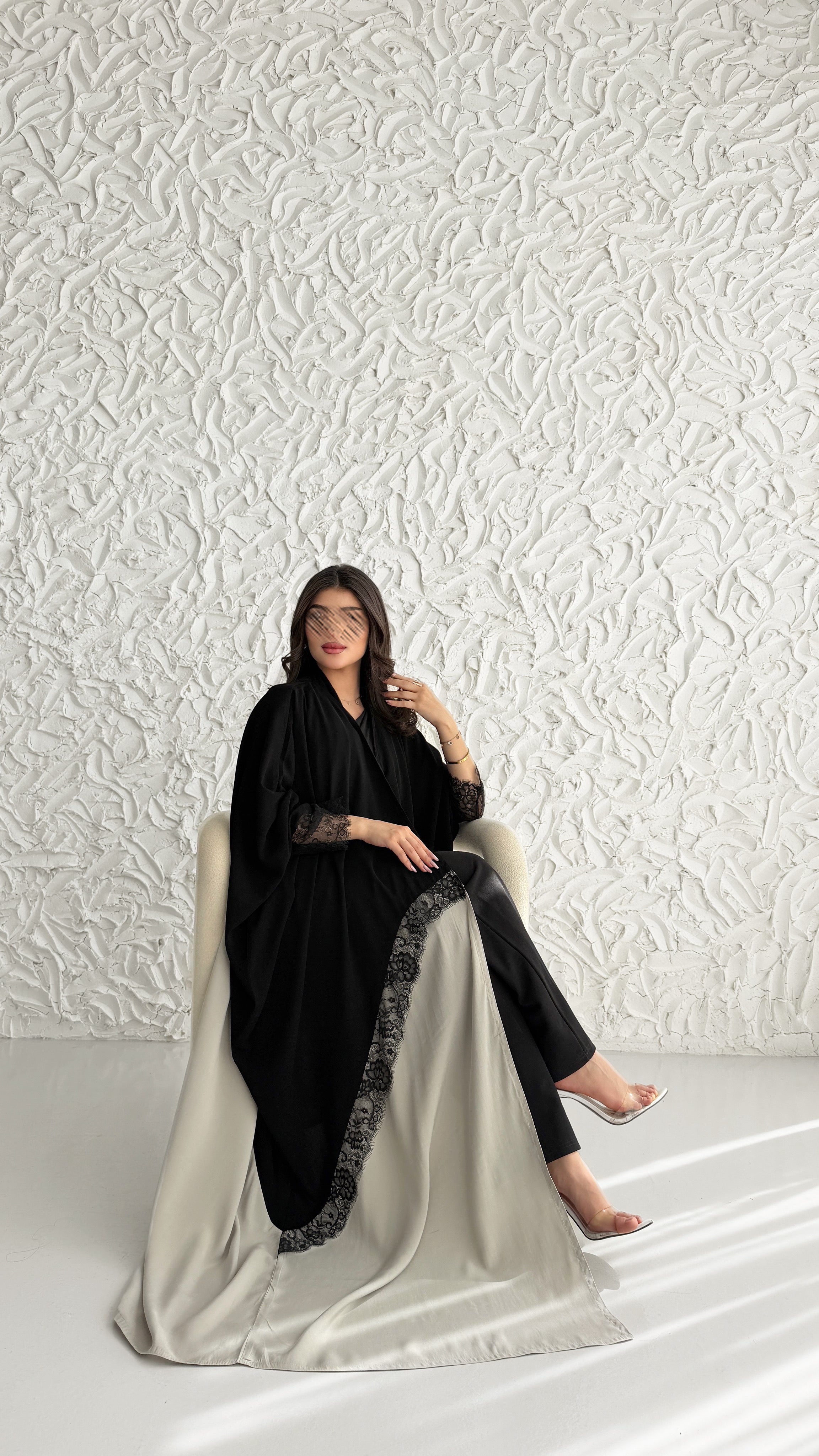 MW2129 - عباية كريب ملكي أنيقة بقصّة  نص البشت مع اضافه حرير مغسول عصرية. - Aya