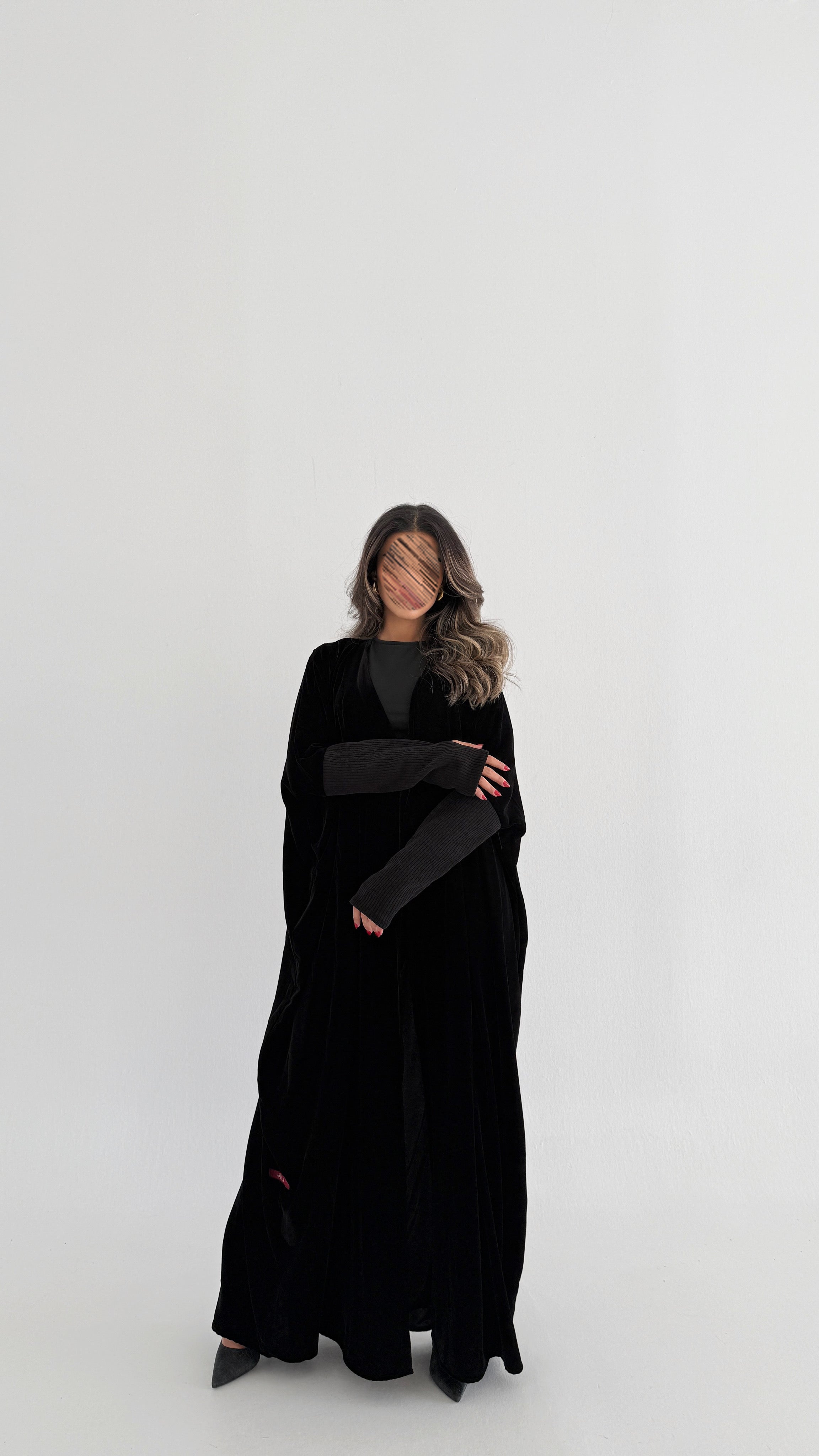 MWT749 - عباية مخمل بأكمام استرتش - Aya