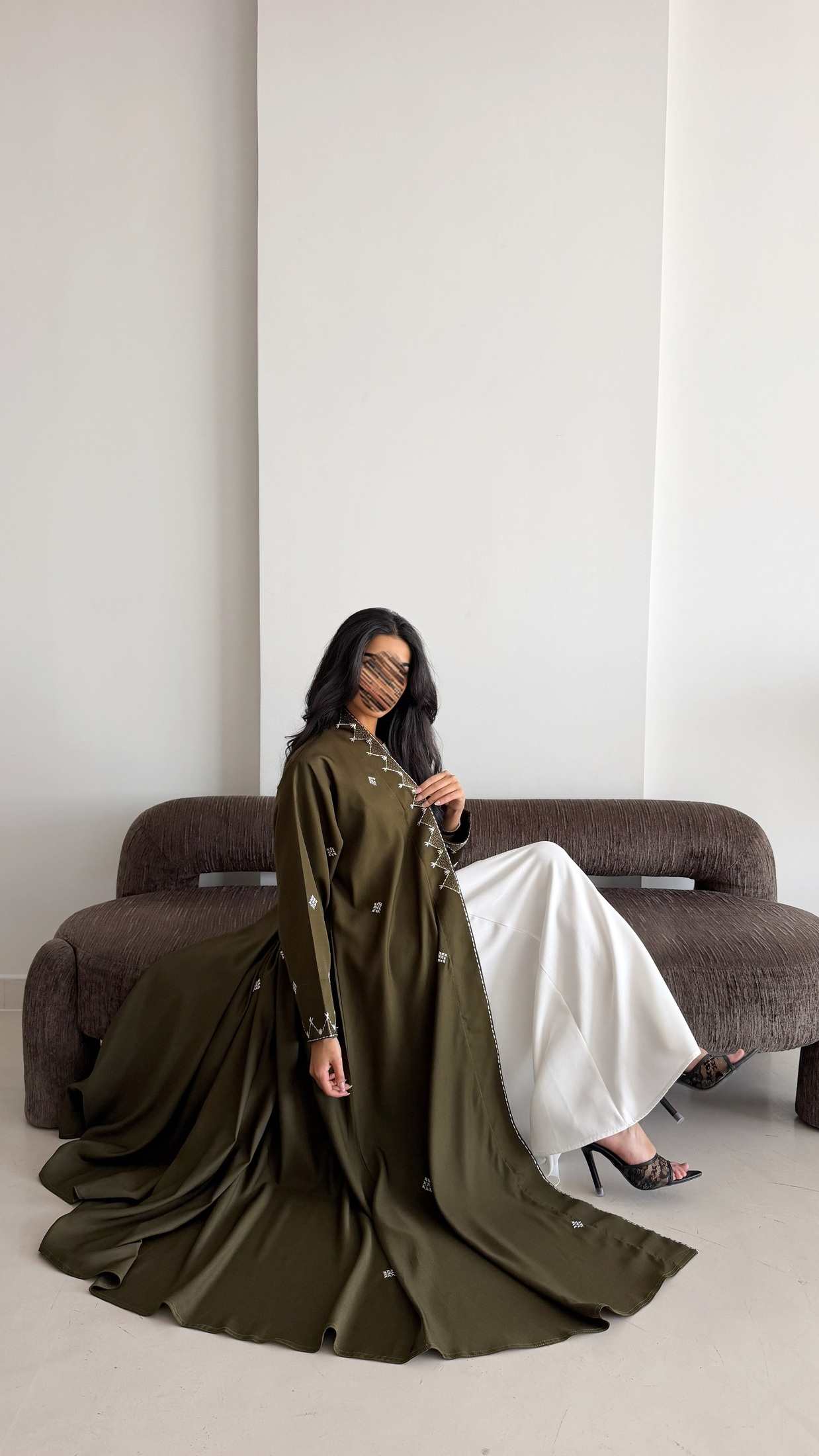 MWT4261 -  عباية كتان بتطريز أبيض - Aya