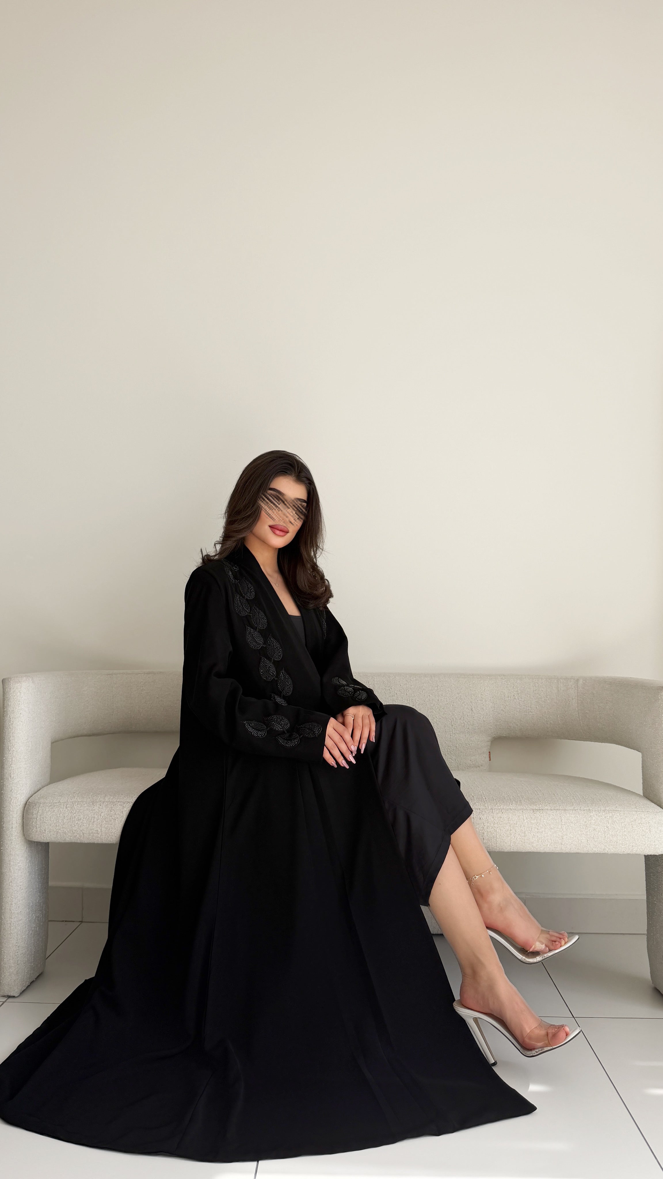 MW2042 - عباية قماش كوبرا مع اضافة الشك اليدوي