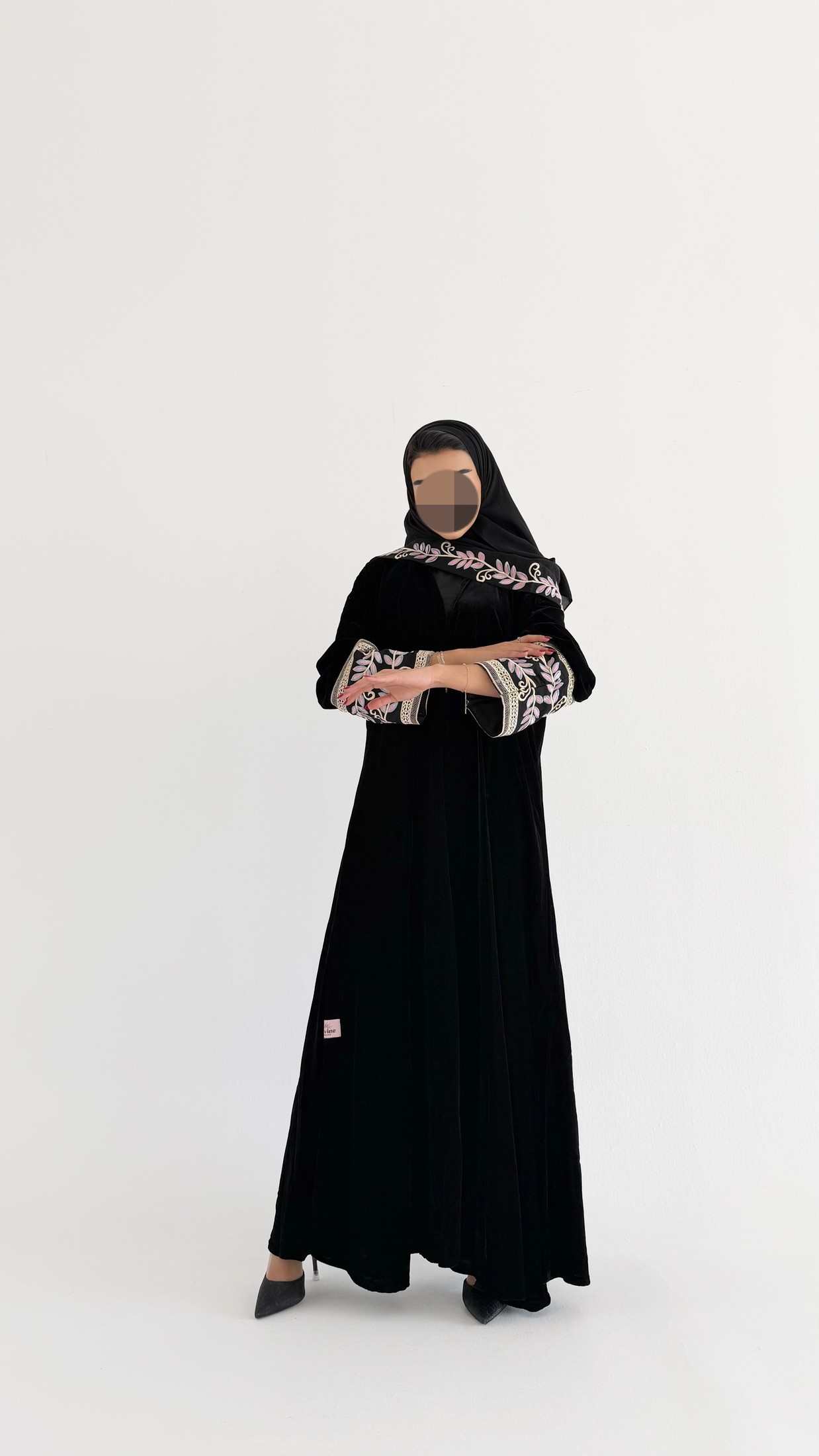 MWT630 - عباية  مخمل مع تطريز بالاكمام - Aya