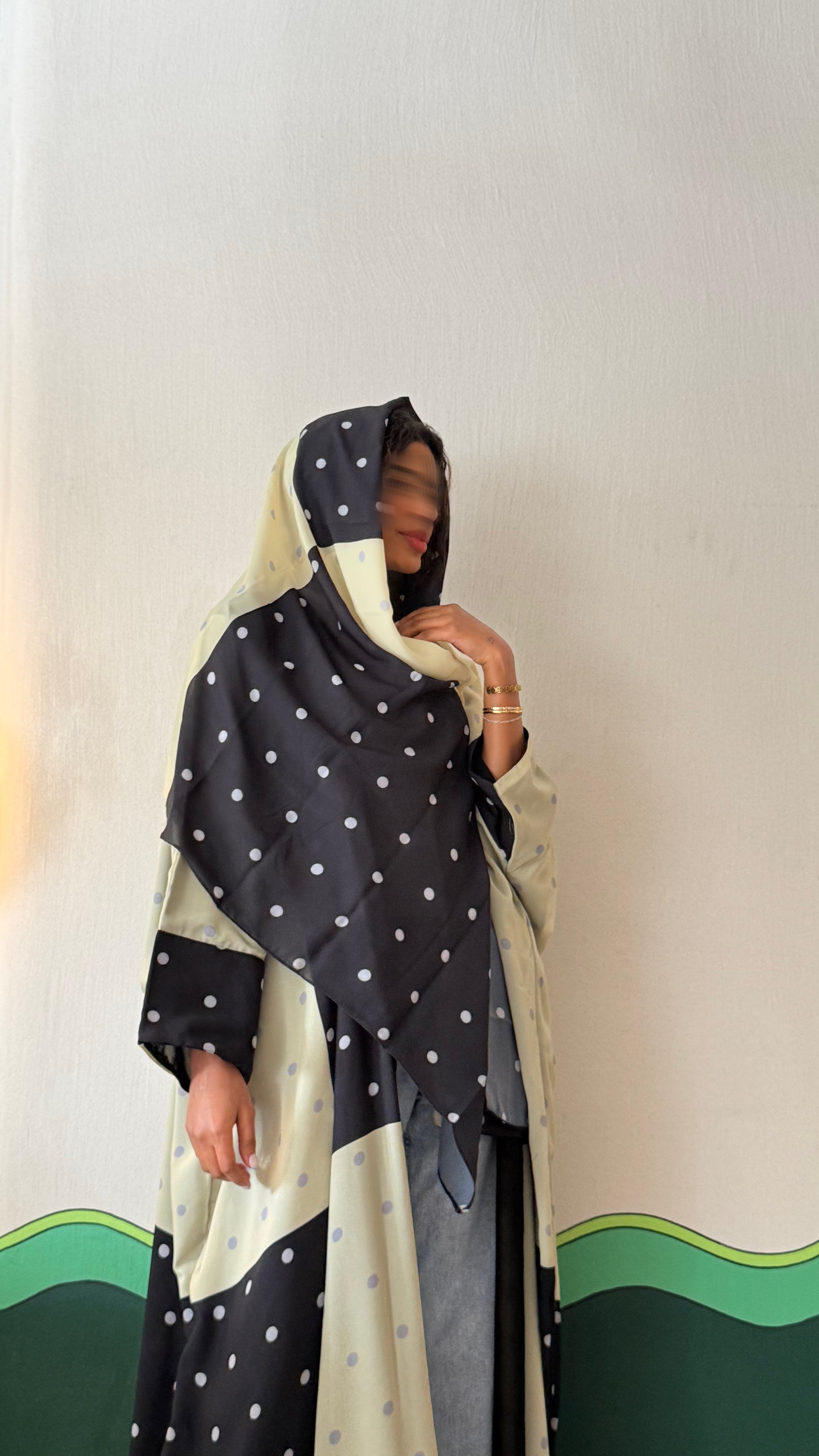 MWT454 - عباية منقطة اسود واصفر - Aya