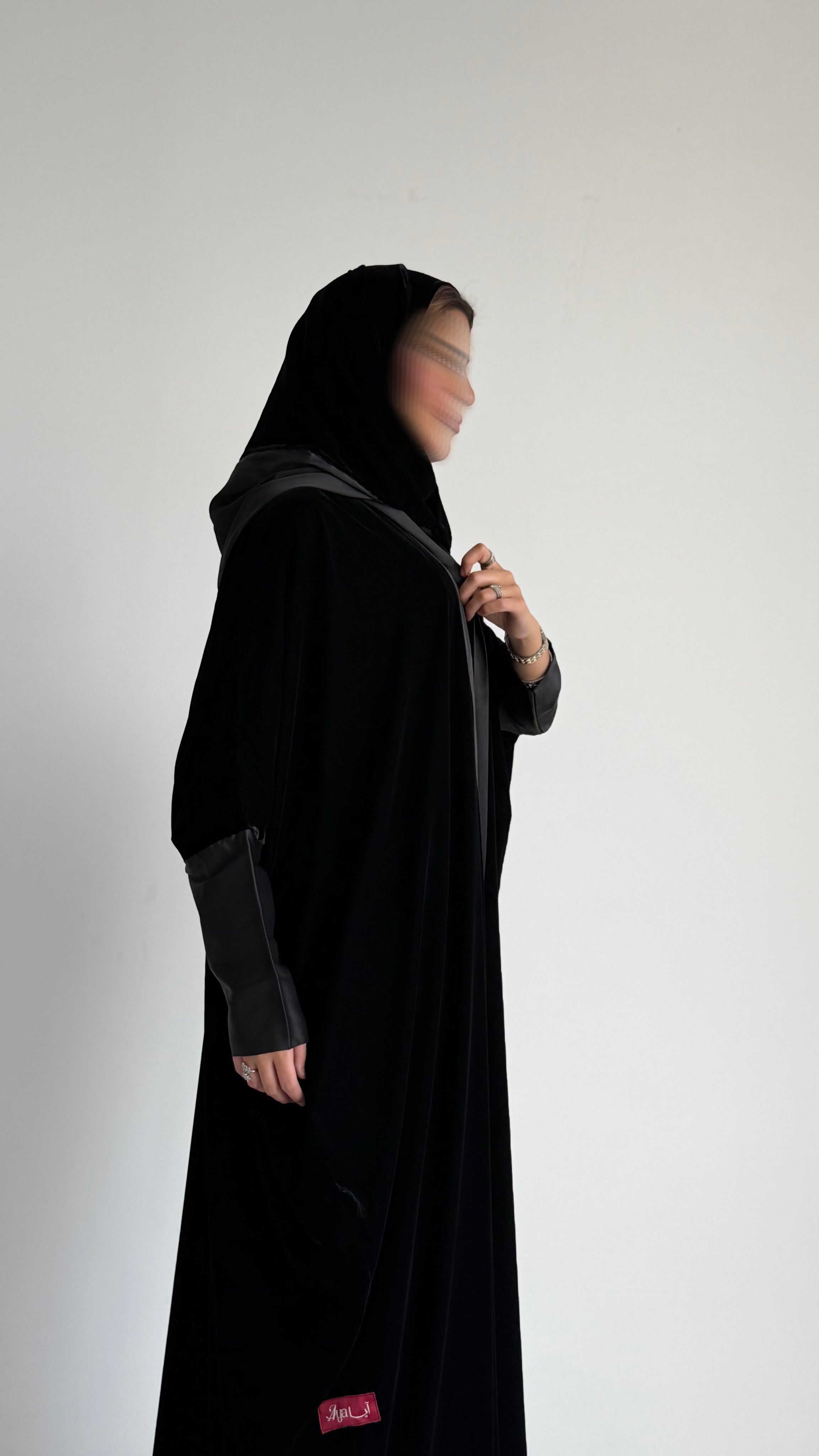 MWT396 - عباية شتوية مخمل مع تدخيله ساتان  اسود - Aya