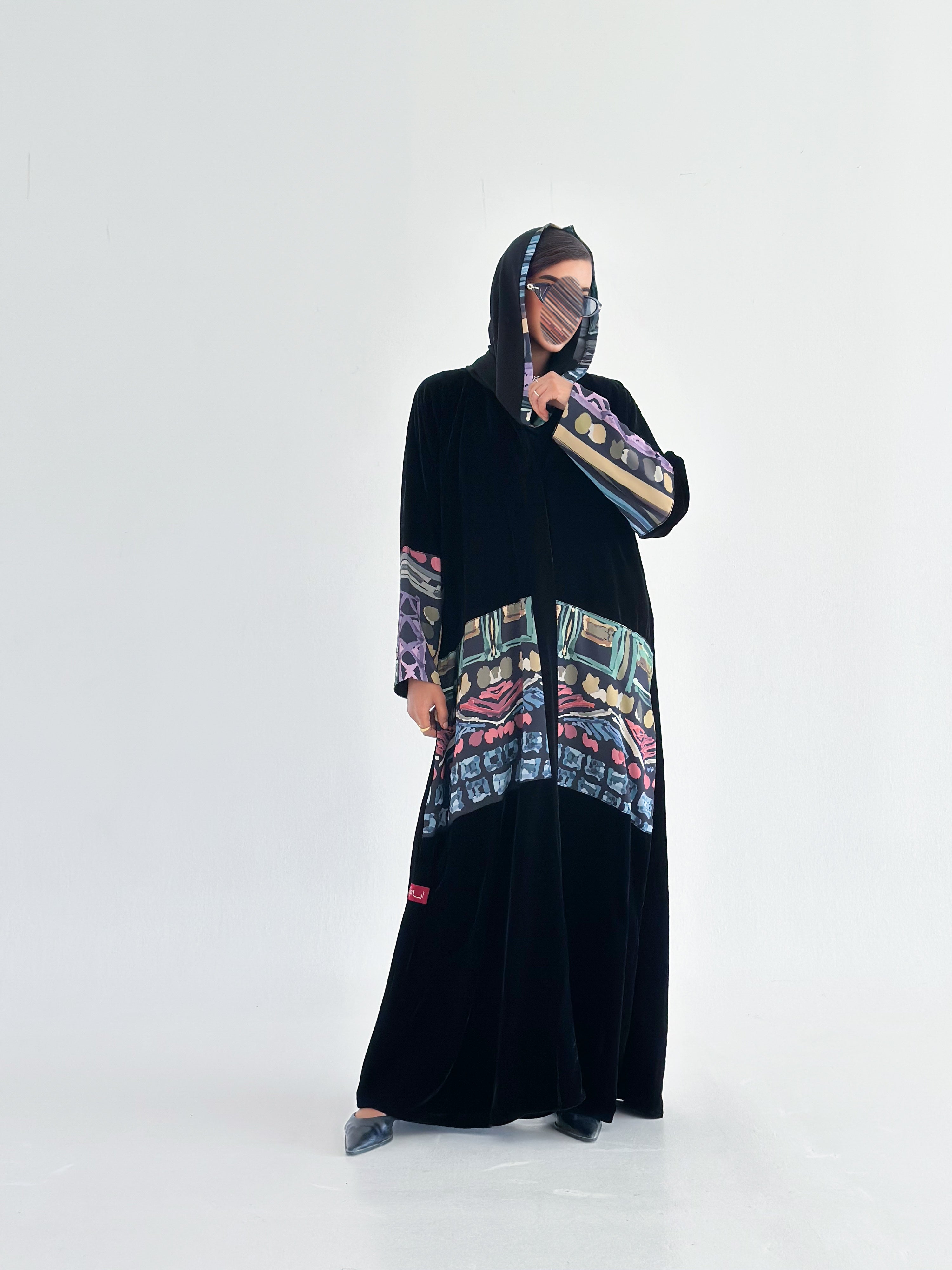 MWT577 - عباية مخمل مع طباعة ملونة