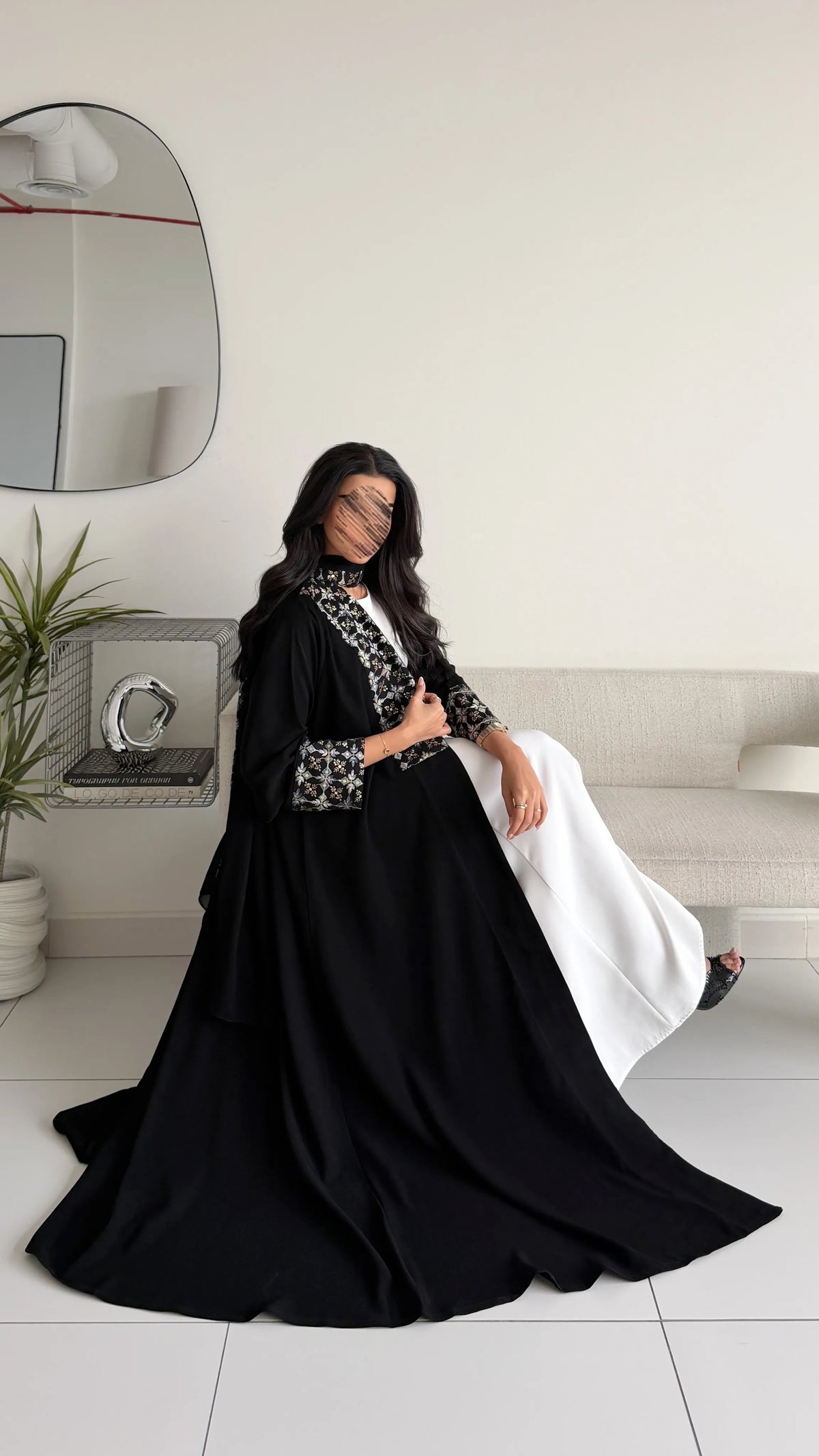 MWT5244 - عباية اسود يومية مع قماش تطريز