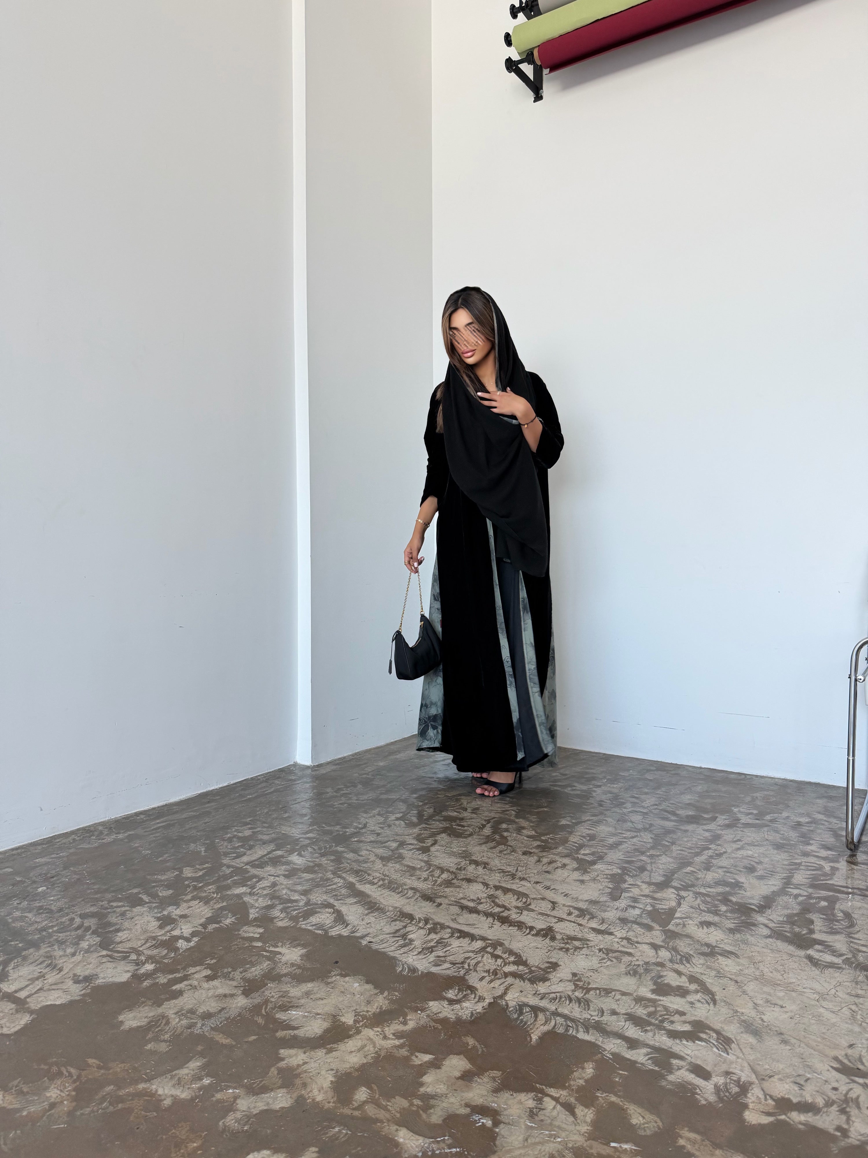 MWT959 - عباية مخمل بقصة مثلث مع اضافة حرير زيتي من الخلف