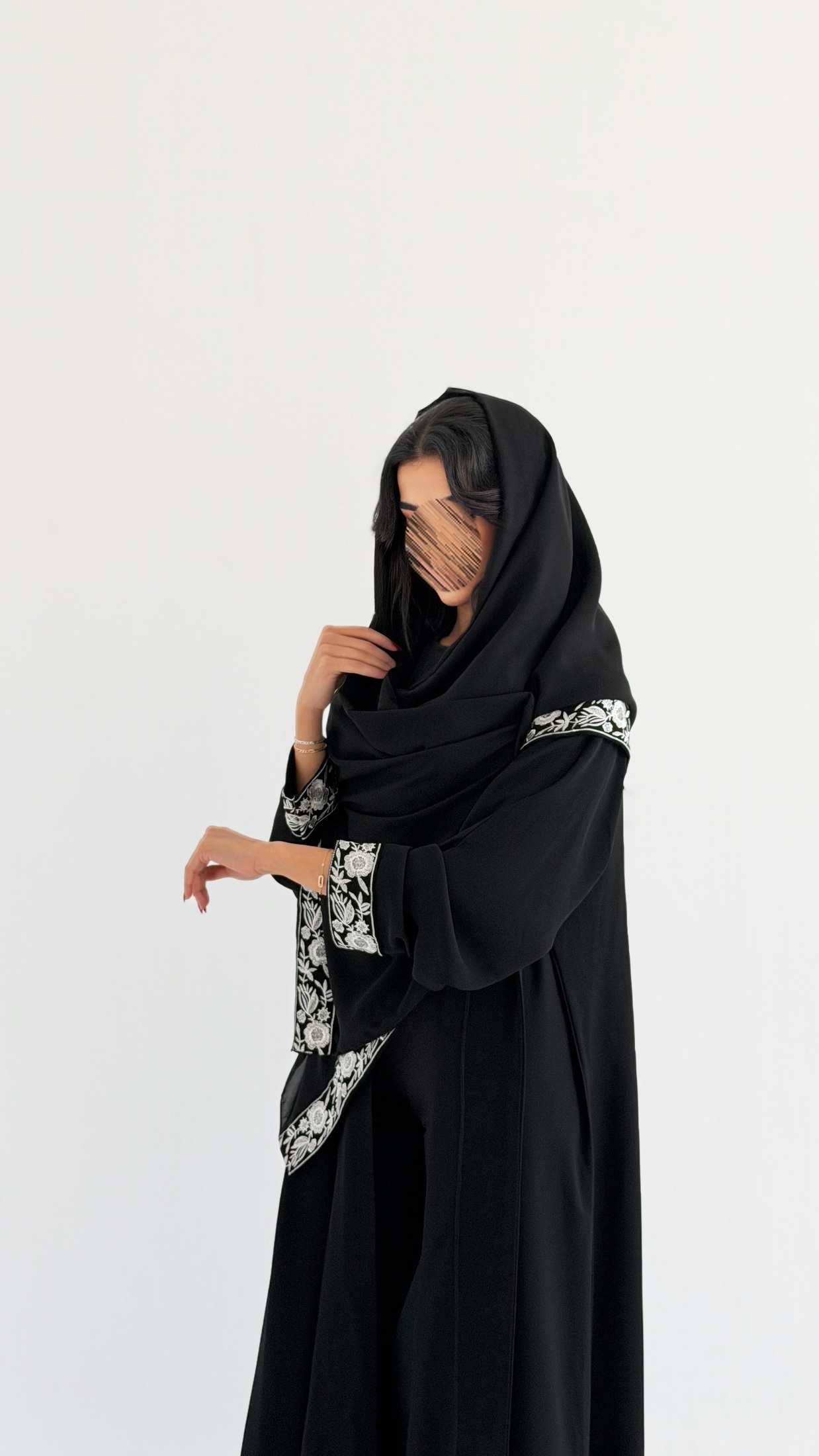 MWT1017 - عبايه مع تدخيله كلفة بتطريز ورد اسود - Aya