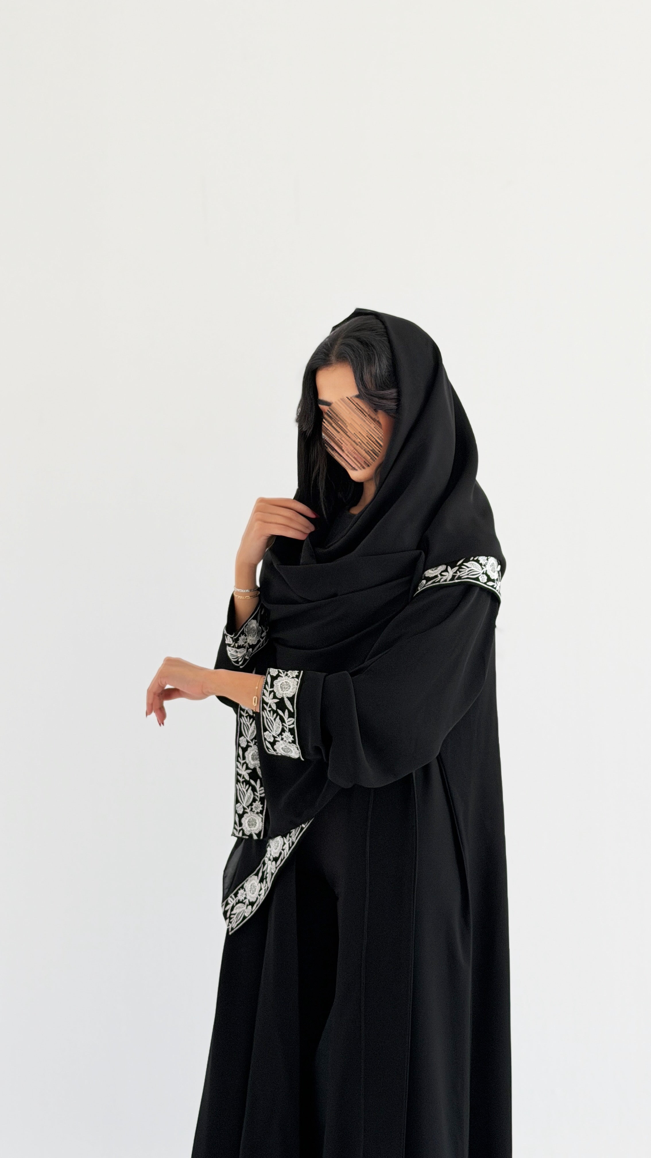 MWT1017 - عبايه مع تدخيله كلفة بتطريز ورد اسود - Aya