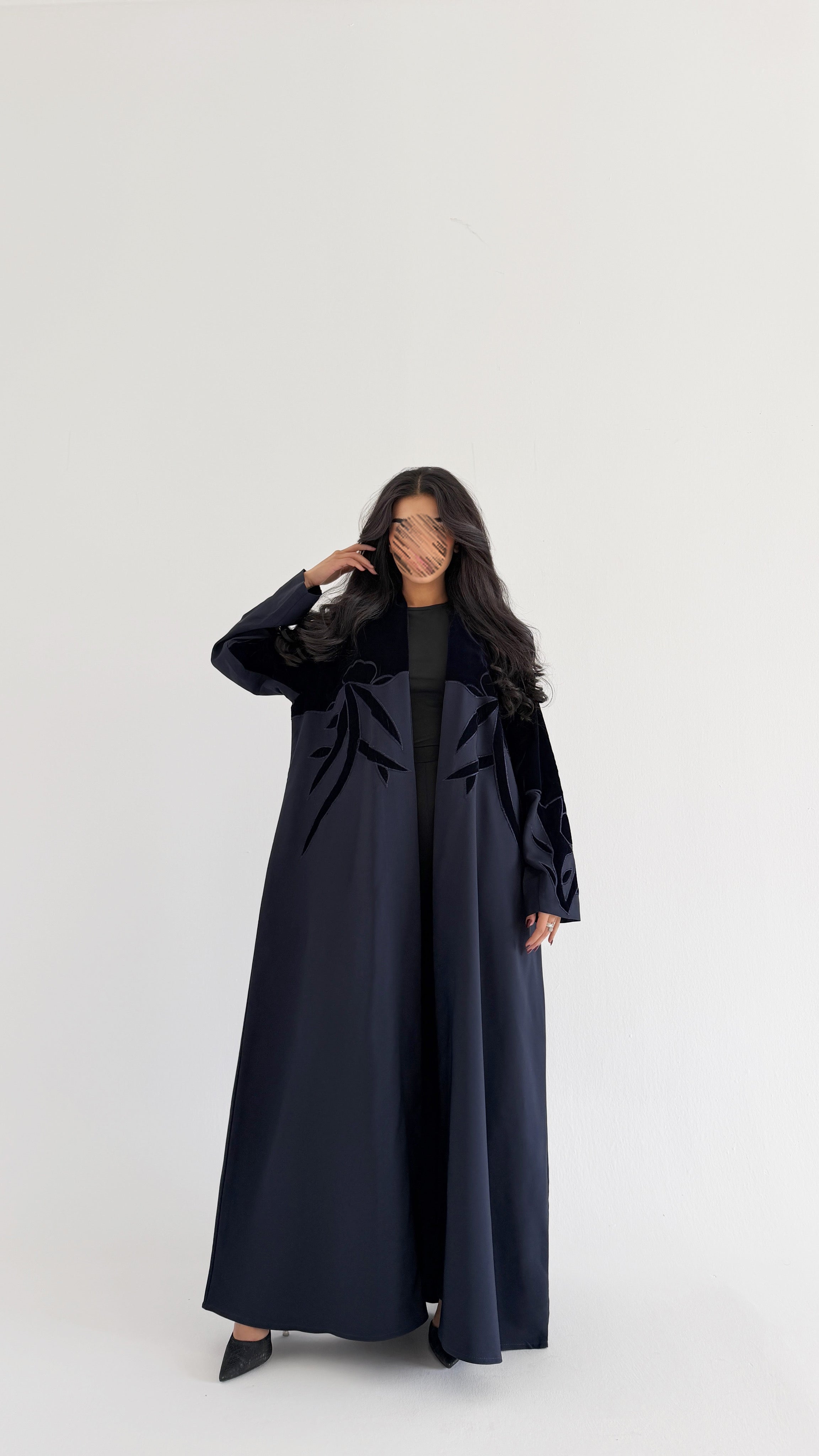 MWT895 - عبايه كريب مع تدخيله مخمل بشكل وردات - Aya