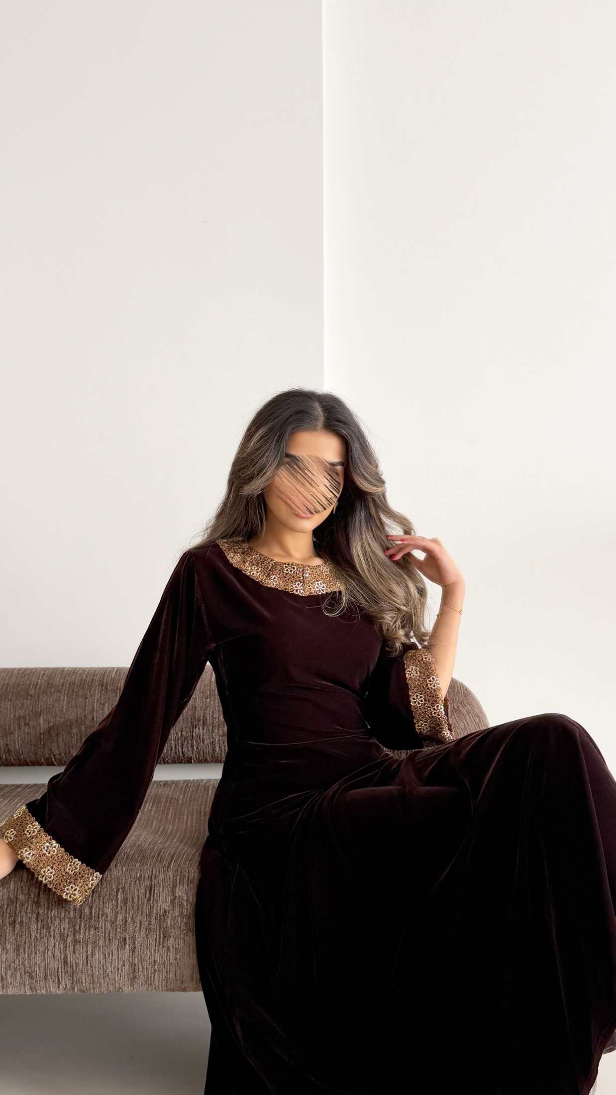 MWJ012 - جلابية مخمل مكسر بلمسات كلفة تضيف فخامة للتصميم - Aya