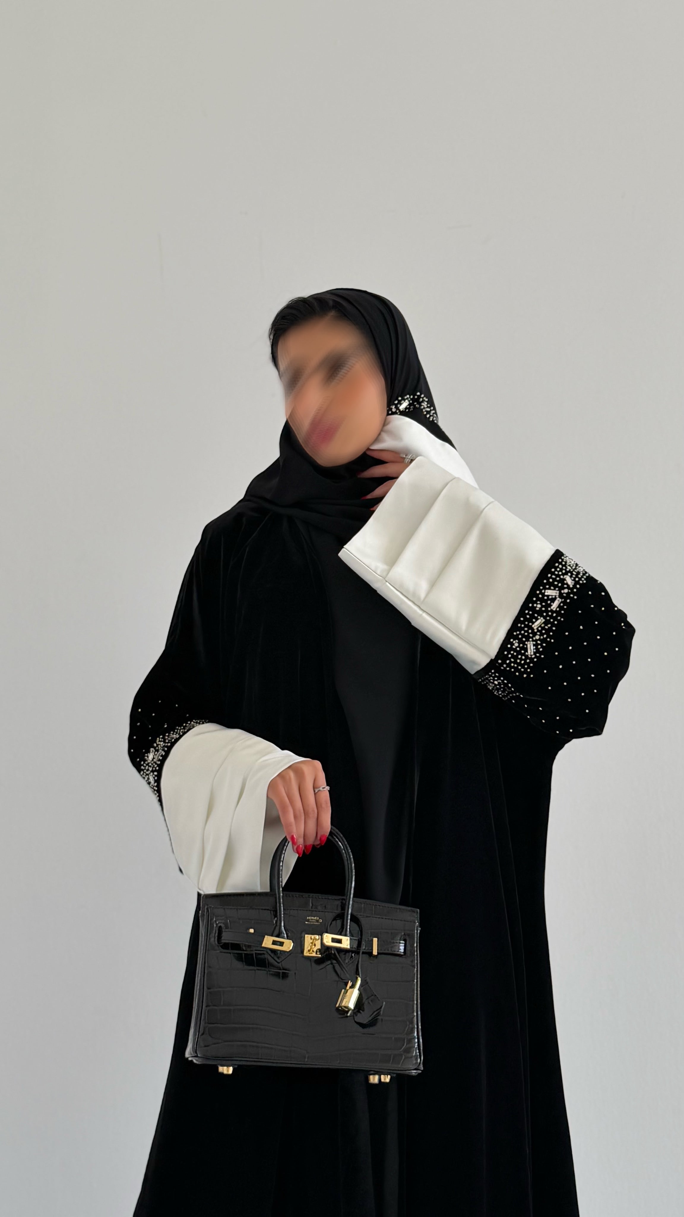 MWT669 - عباية مخمل اسود مع تدخيلة ابيض