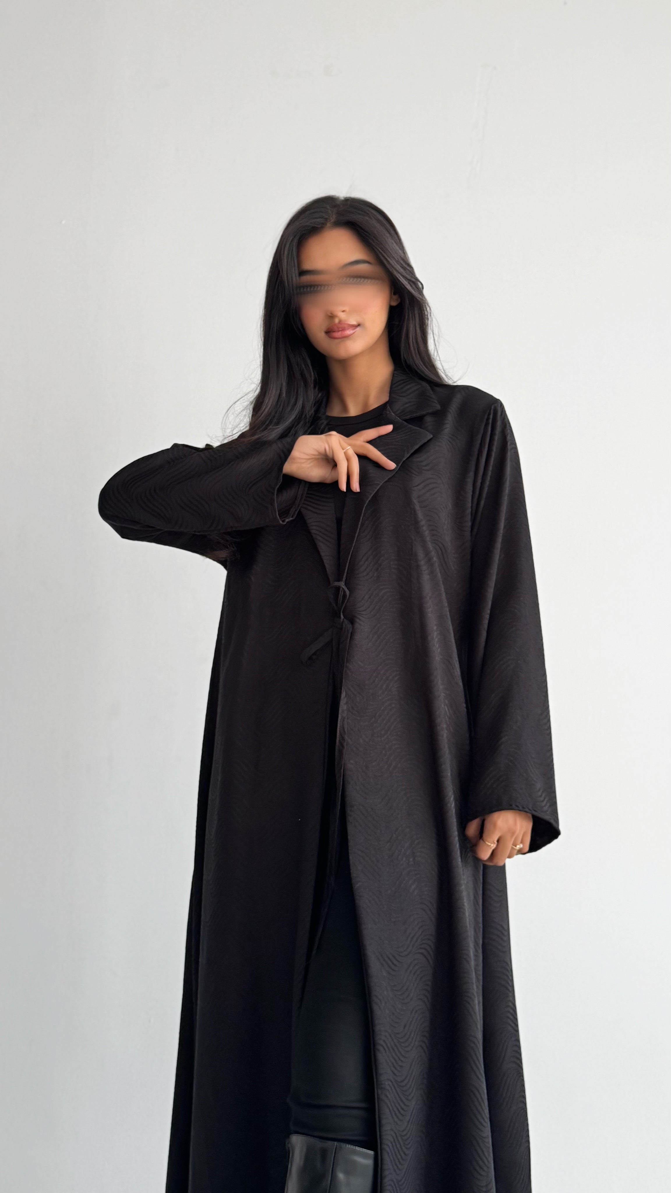 MW1844 - عباية جاكار فاخرة بتصميم ياقة بليزر ناعم مع ربطة أمامية تمنحك إطلالة راقية وعصرية - Aya
