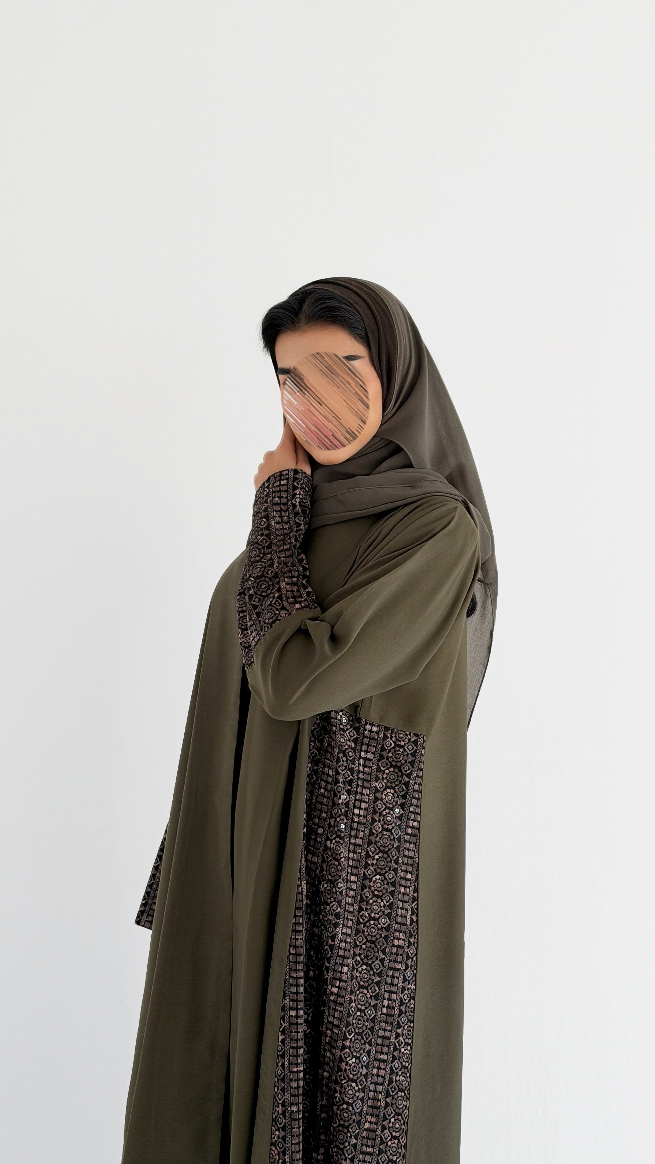 MWT798 - عبايه كريب مع تدخيله بالأكمام والجنب - Aya