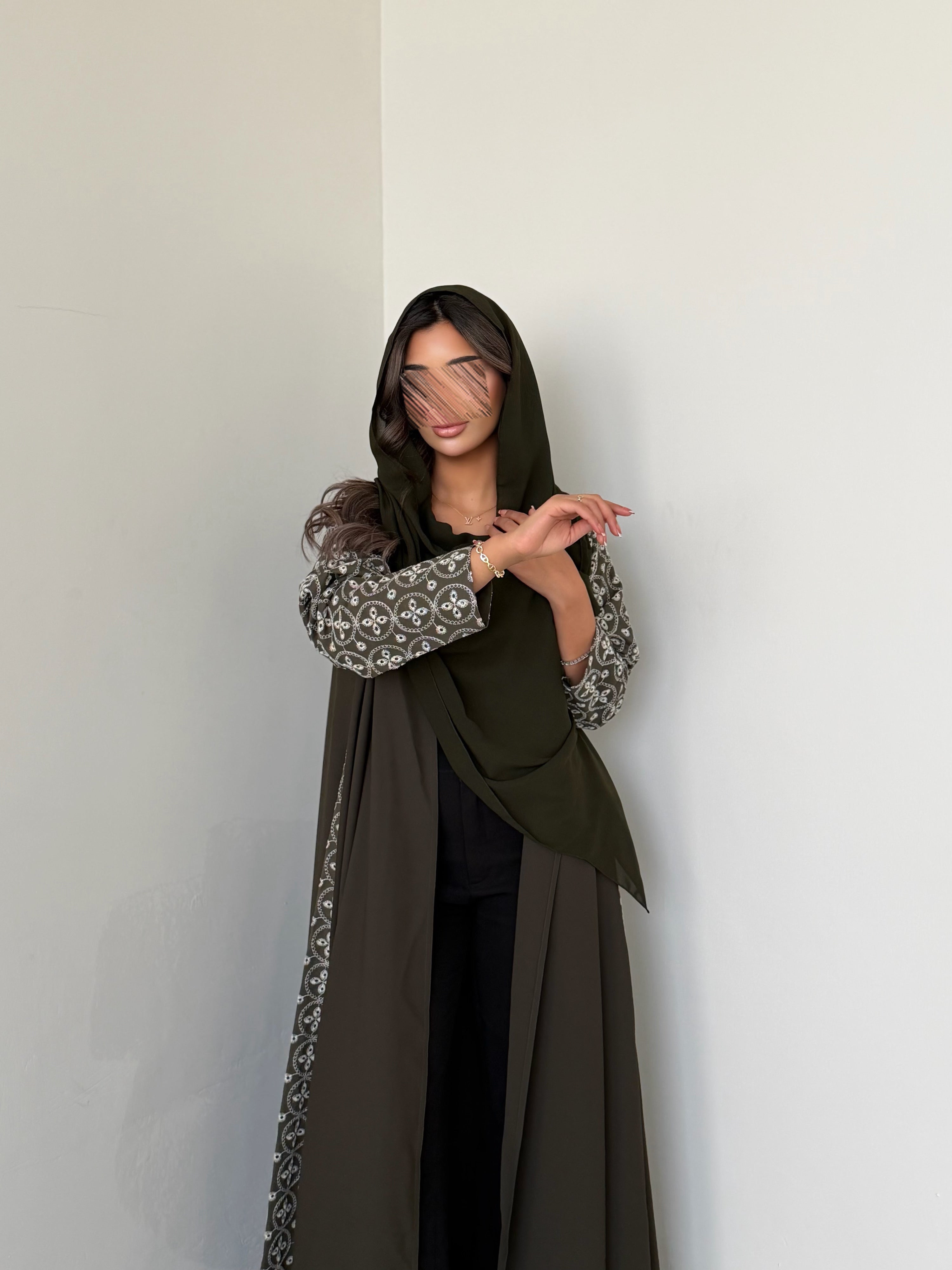 MWT767 - عباية كريب مع تدخيلة لنن هندي - Aya