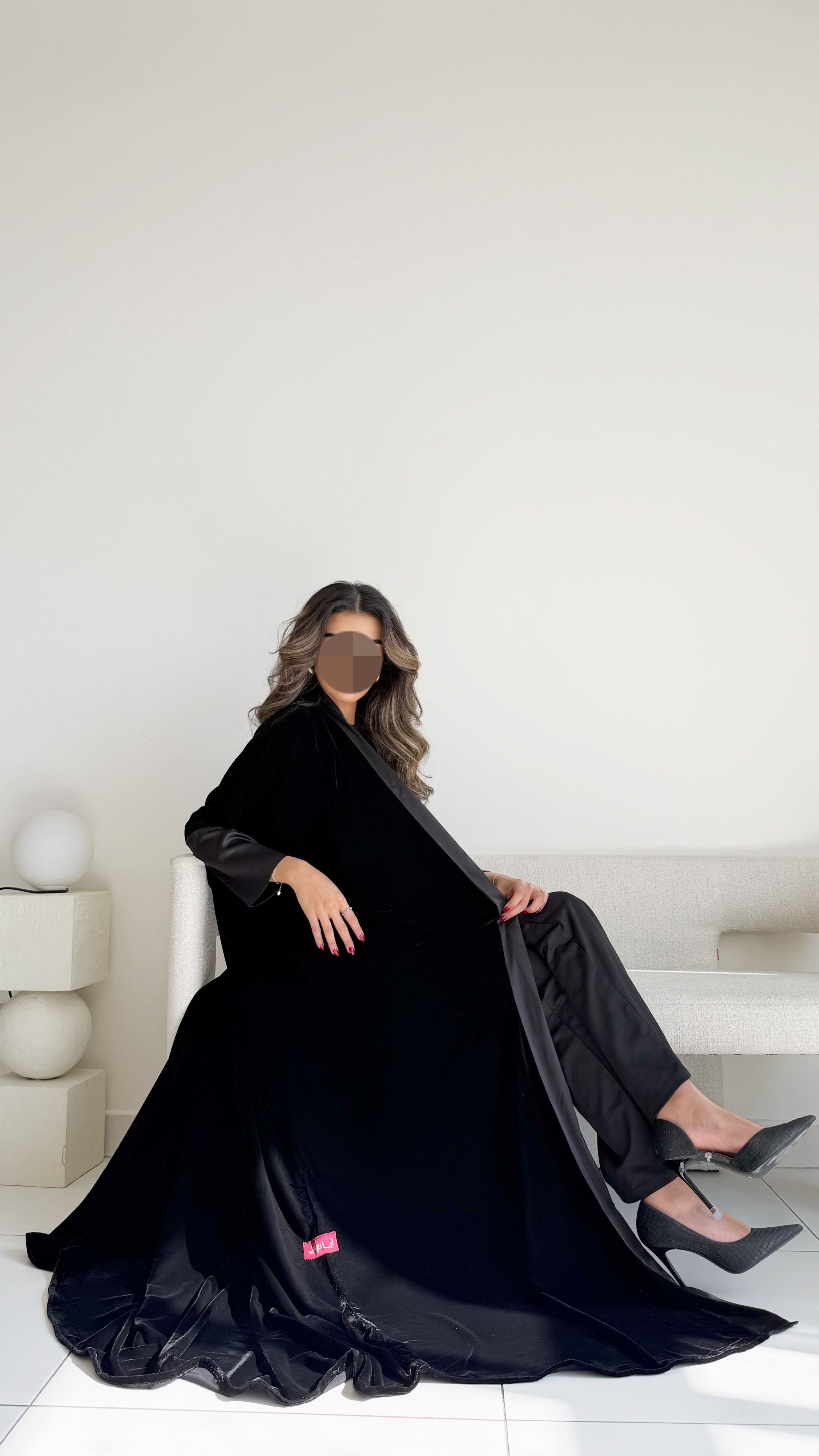 MWT369 - عباية اسود نطريز الياقة والاكمام