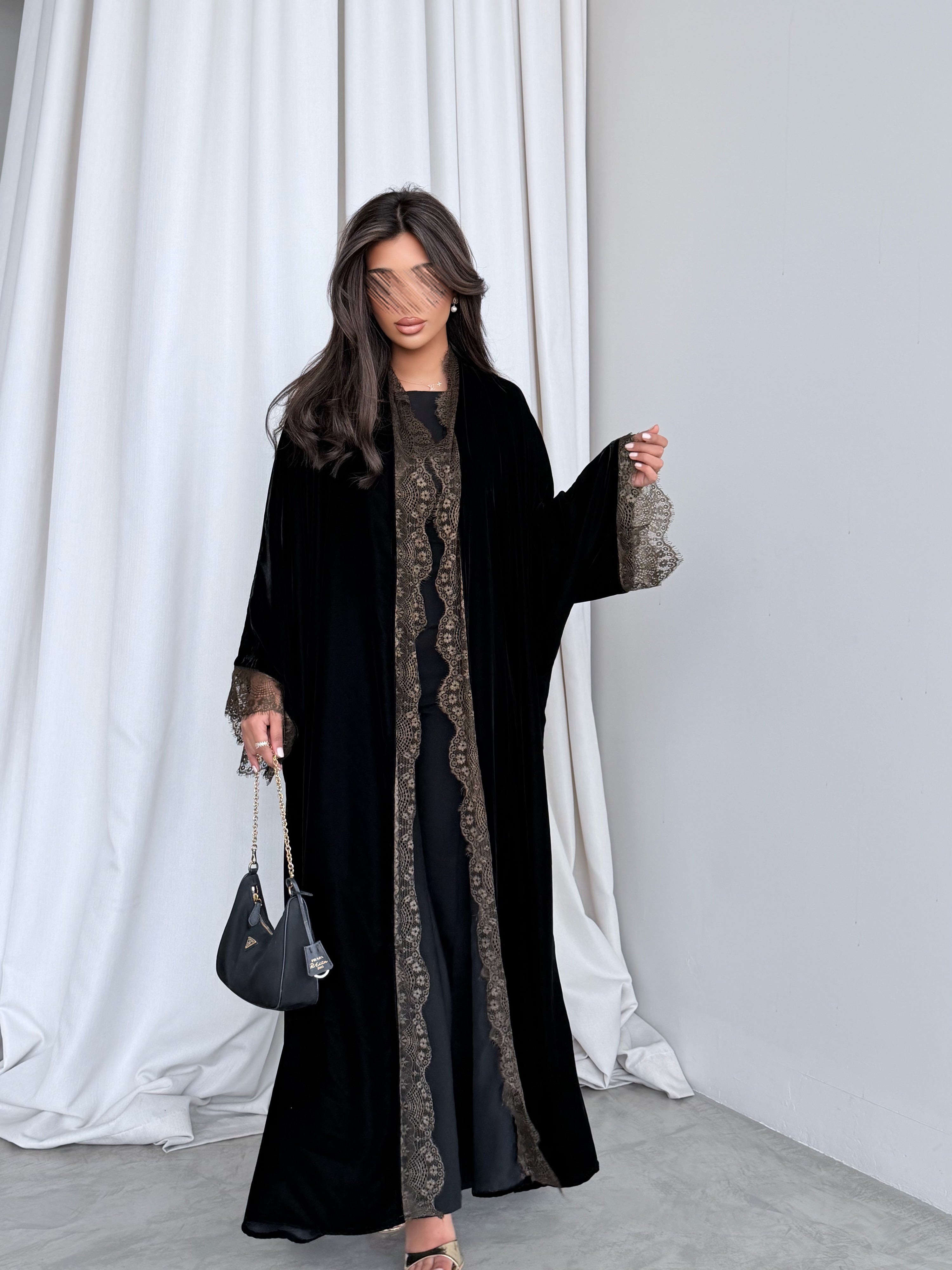 MWT981 - عباية مخمل مع تدخيلة دانتيل زيتي