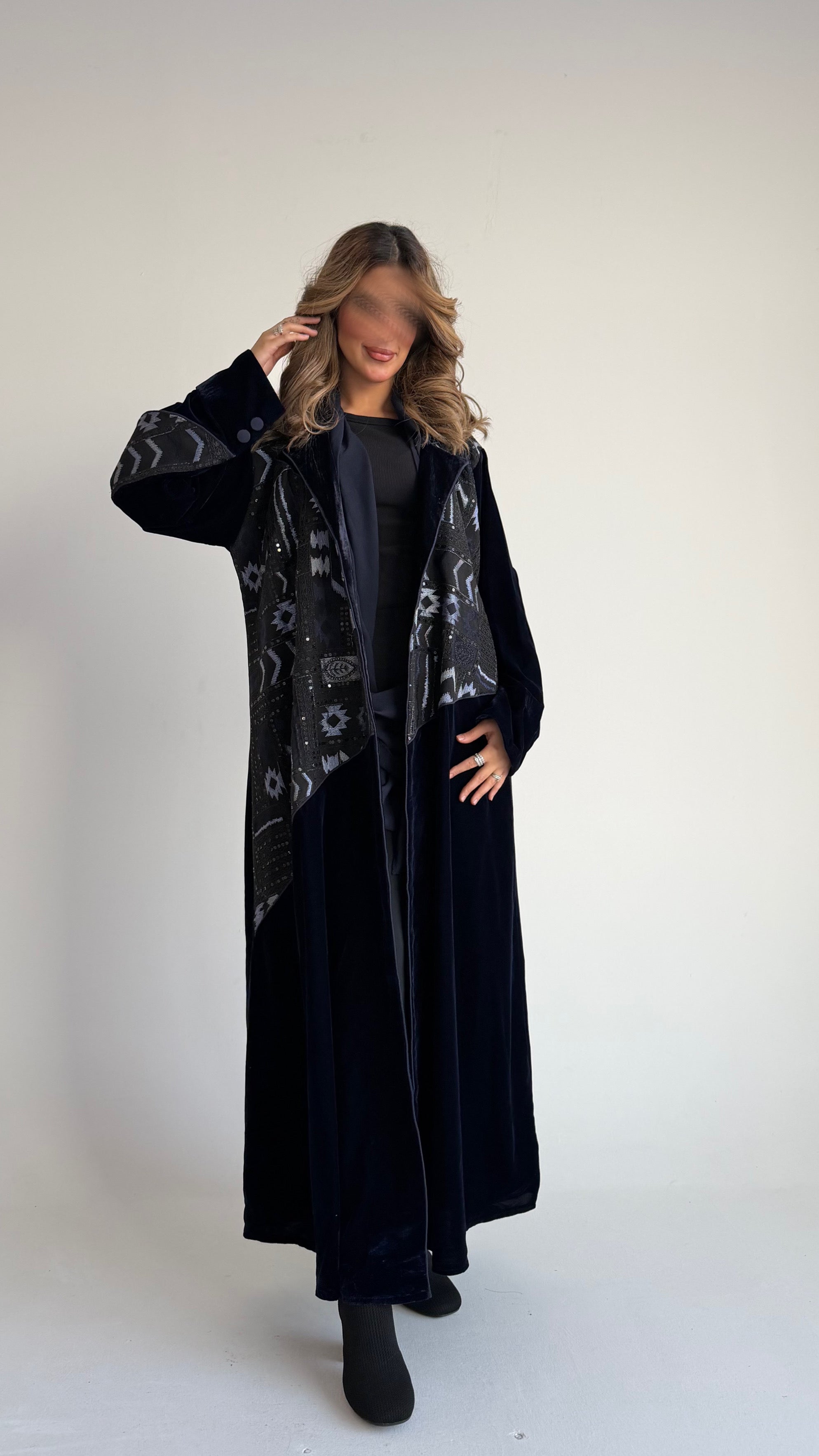 MWT546 - عباية مخمل كحلي مع تطريز هندي - Aya