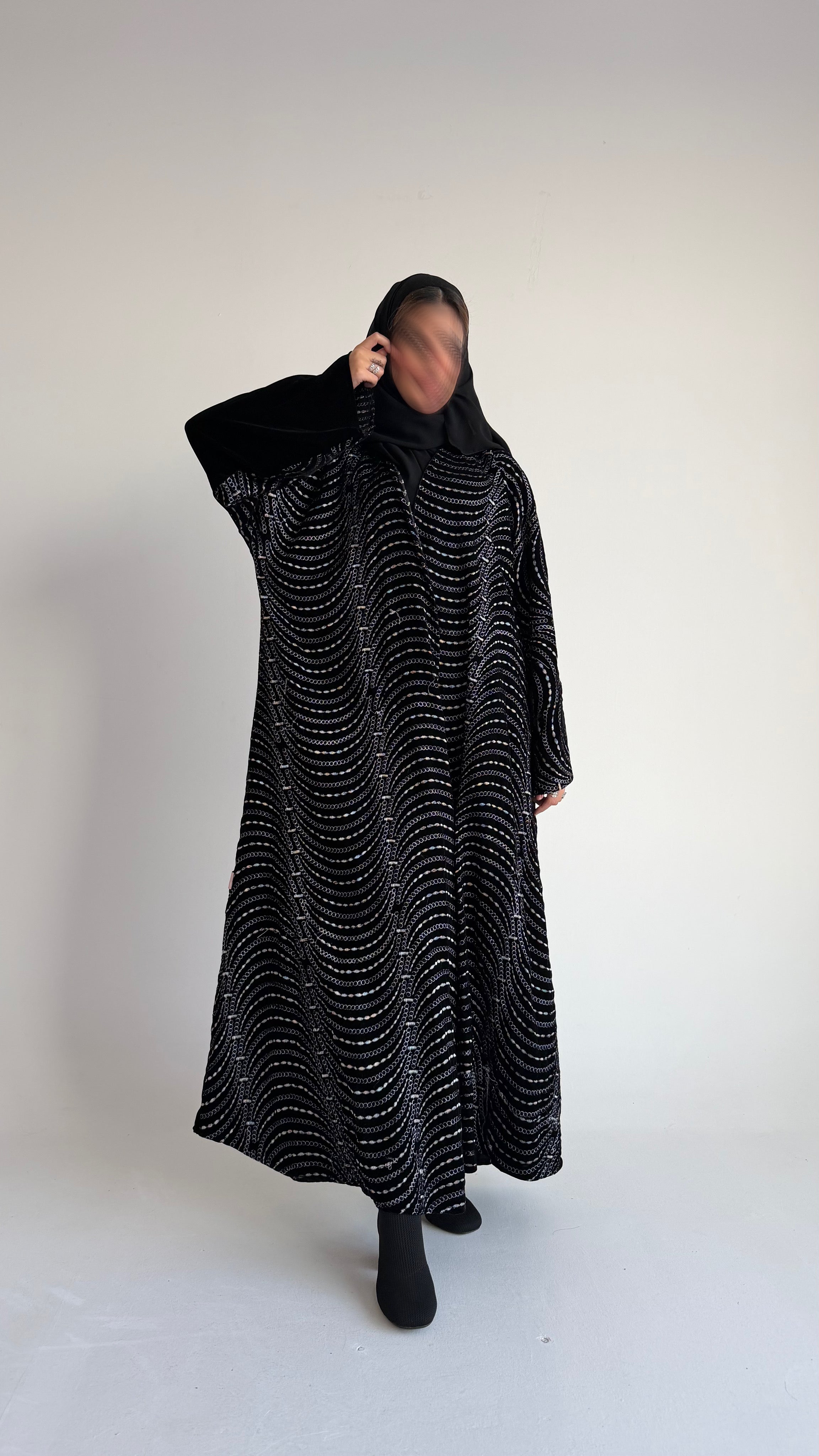 MWT629 - عباية مخمل تطريز من الامام - Aya