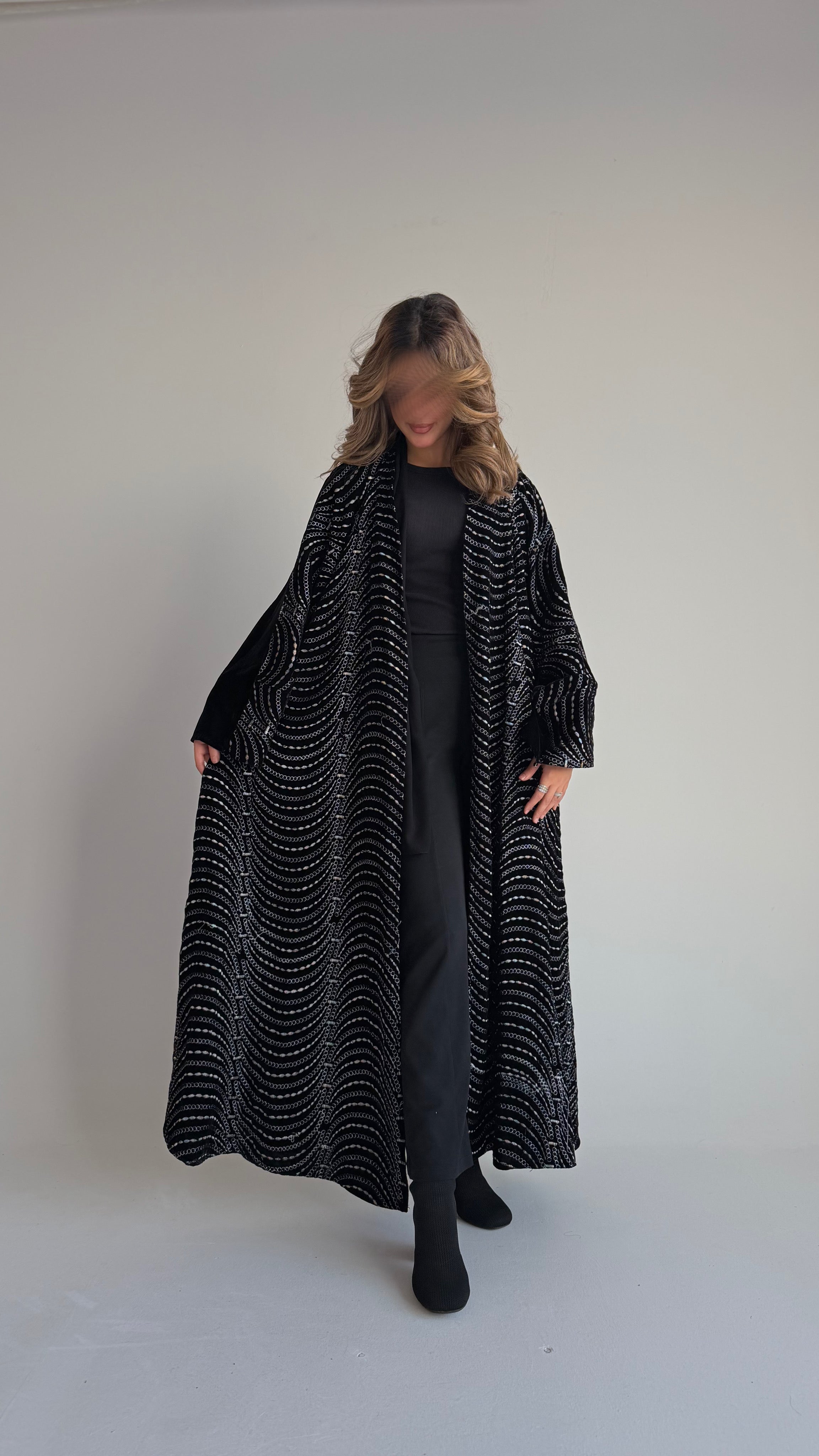 MWT629 - عباية مخمل تطريز من الامام - Aya