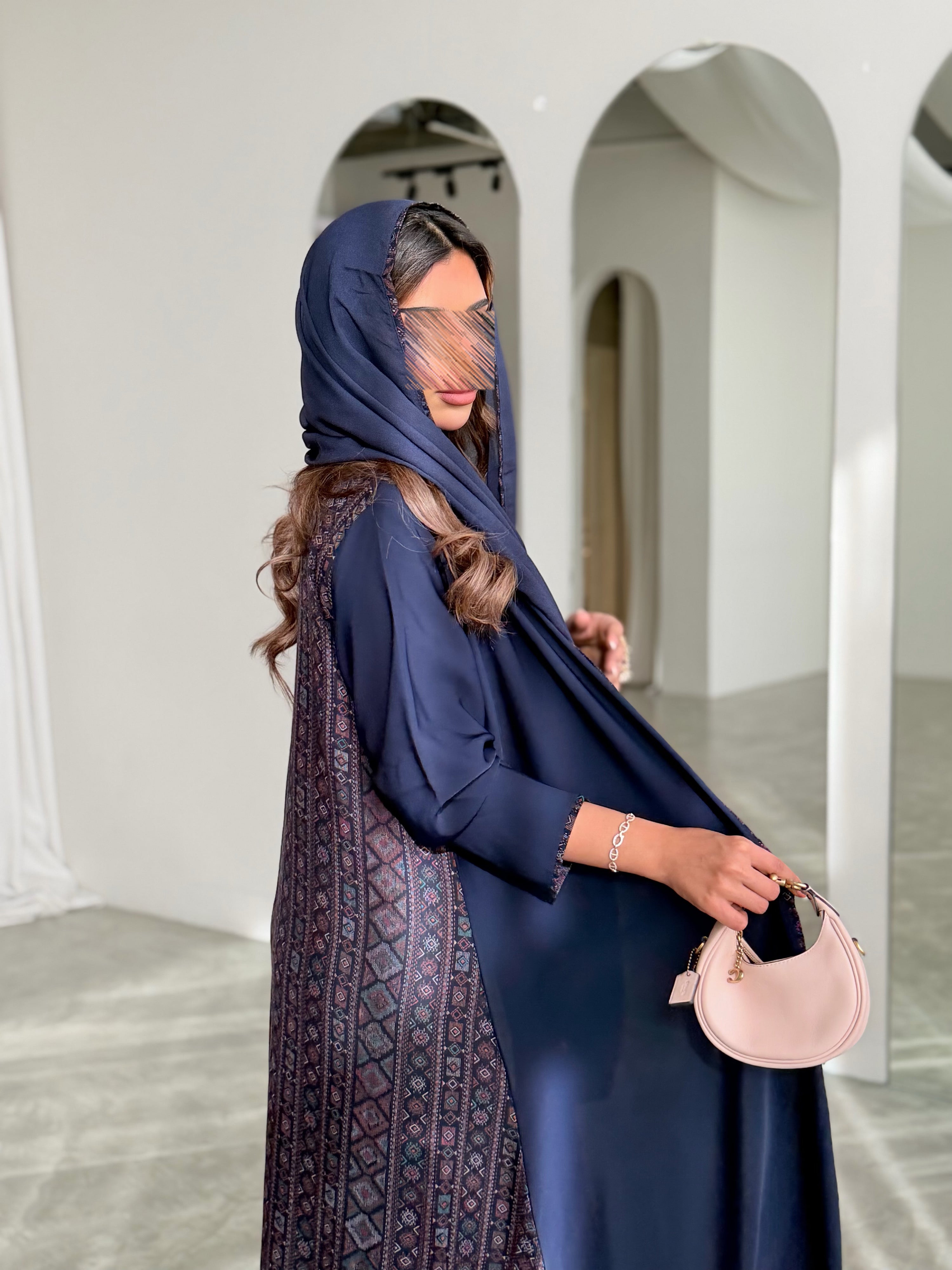 MWT788 - عباية كريب مع تدخيلة كشميري - Aya