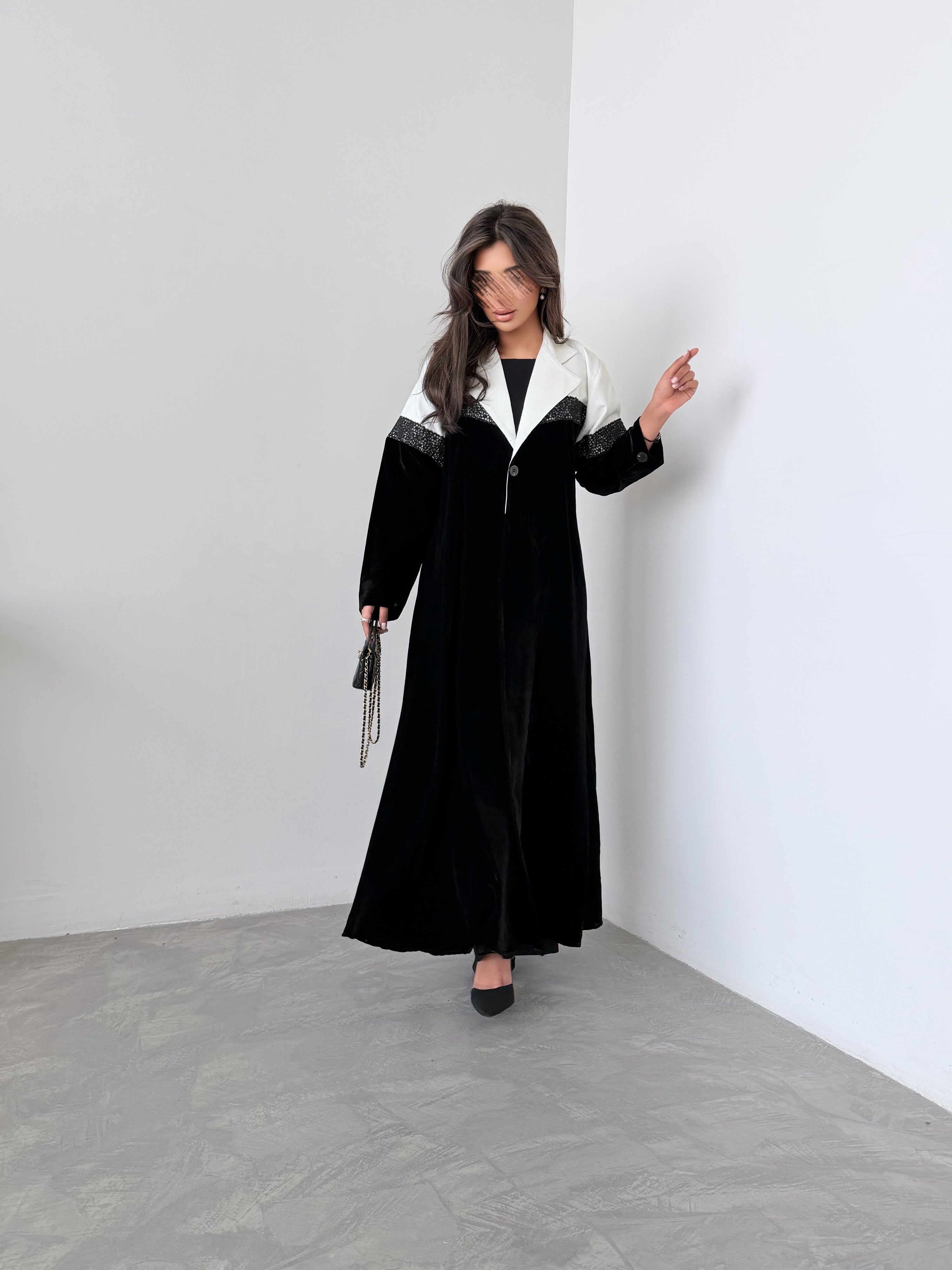 MWT985 - عباية مخمل مع تدخيلات ياقة ابيض واضافة كلفه ورد اسود