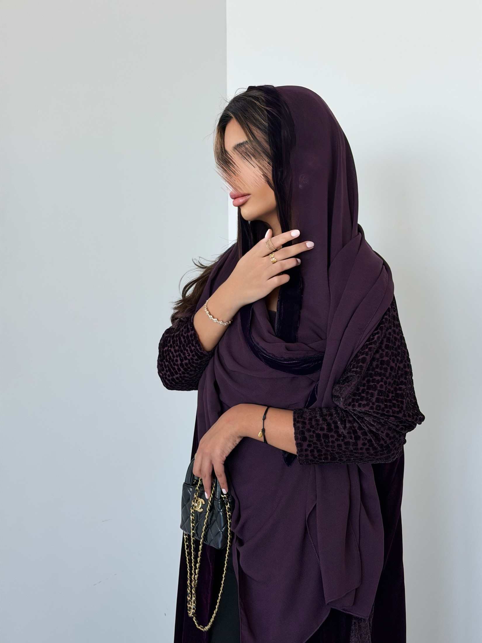 MWT953 - عباية مخمل مع تدخيلة لمعه بالاكمام والجوانب - Aya