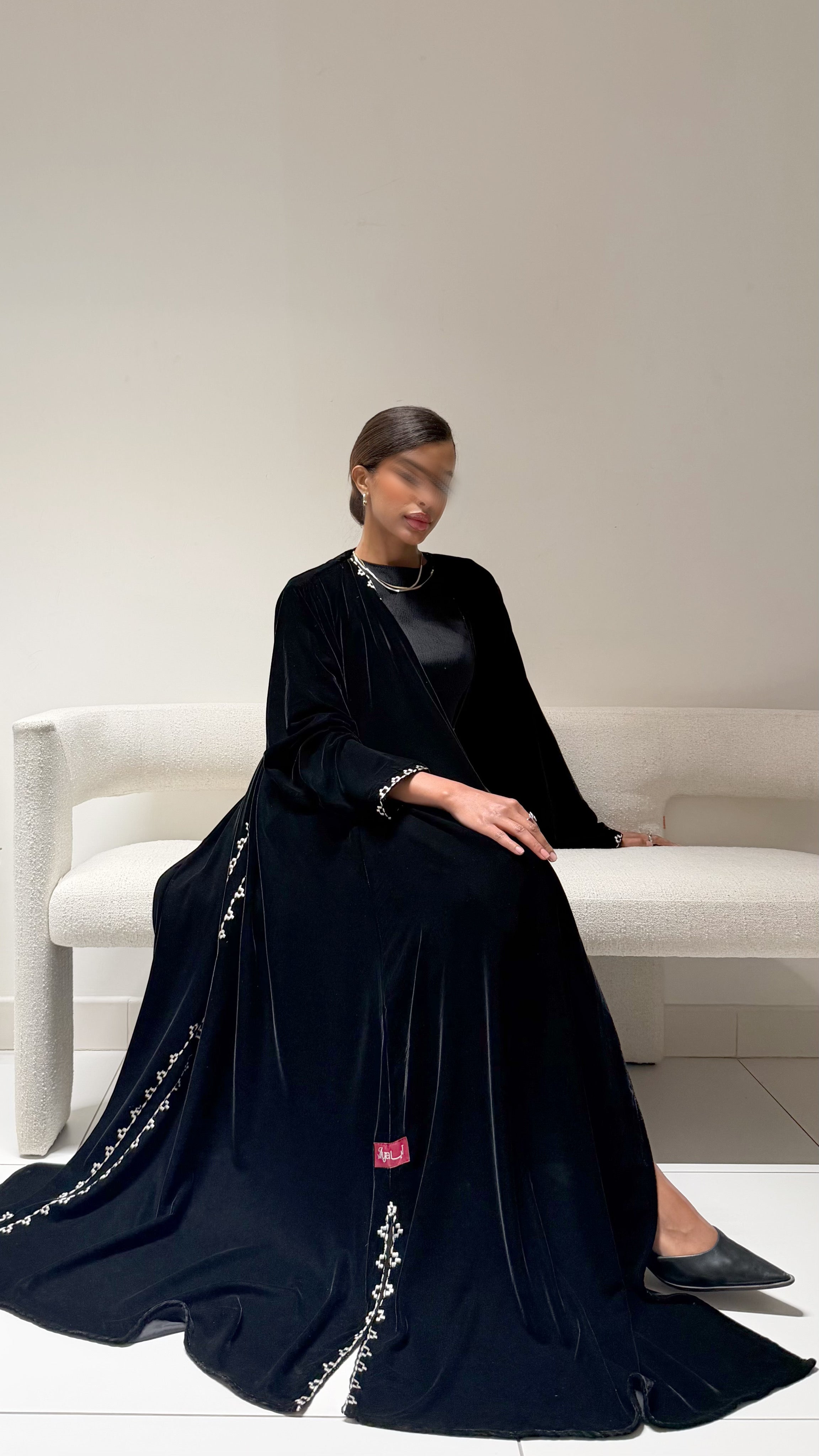 MWT866 - عباية مخمل تطريز