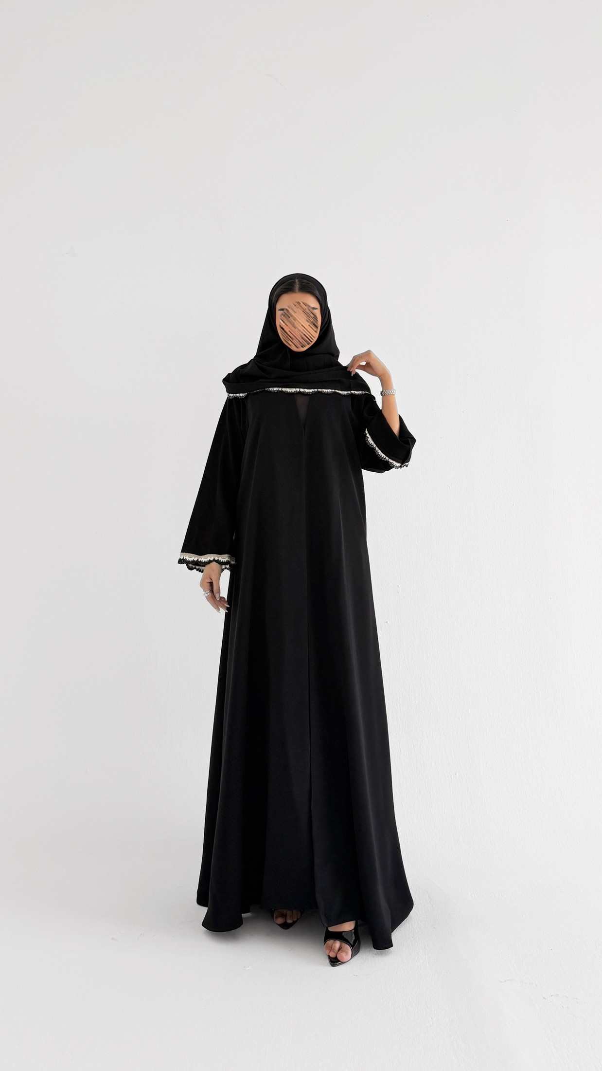 MWT1238 - عباية اسود بتدخيلة كلفة - Aya