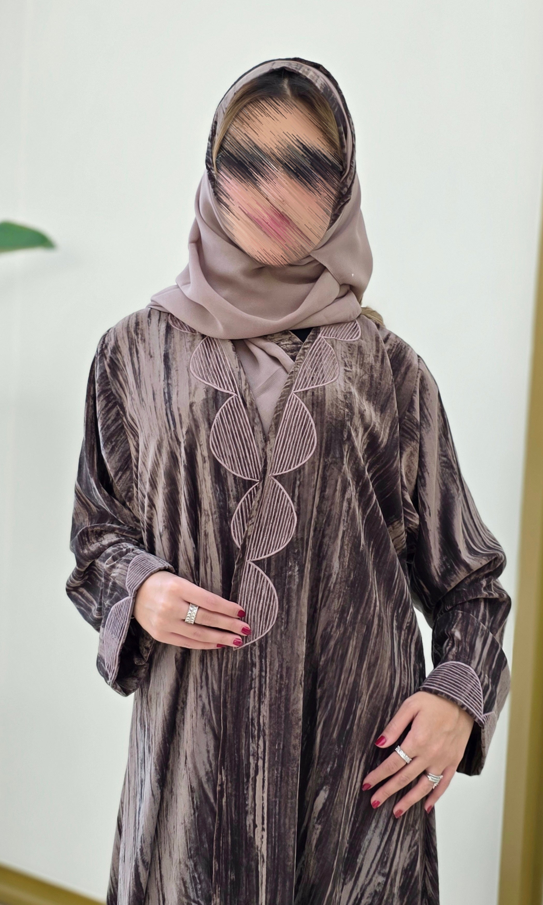 MWT681 - عباية بني مخمل مكسر مع تطريز - Aya