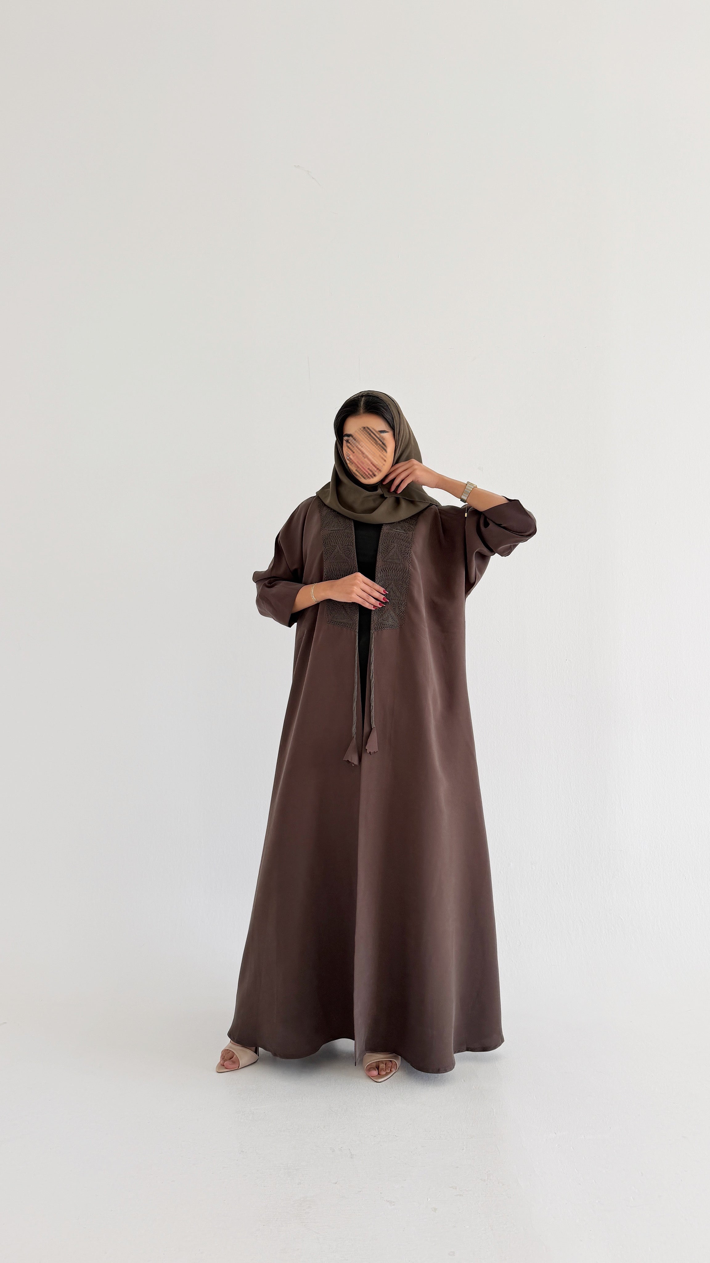 MWT1079 - عباية  بتطريز  بالامام - Aya