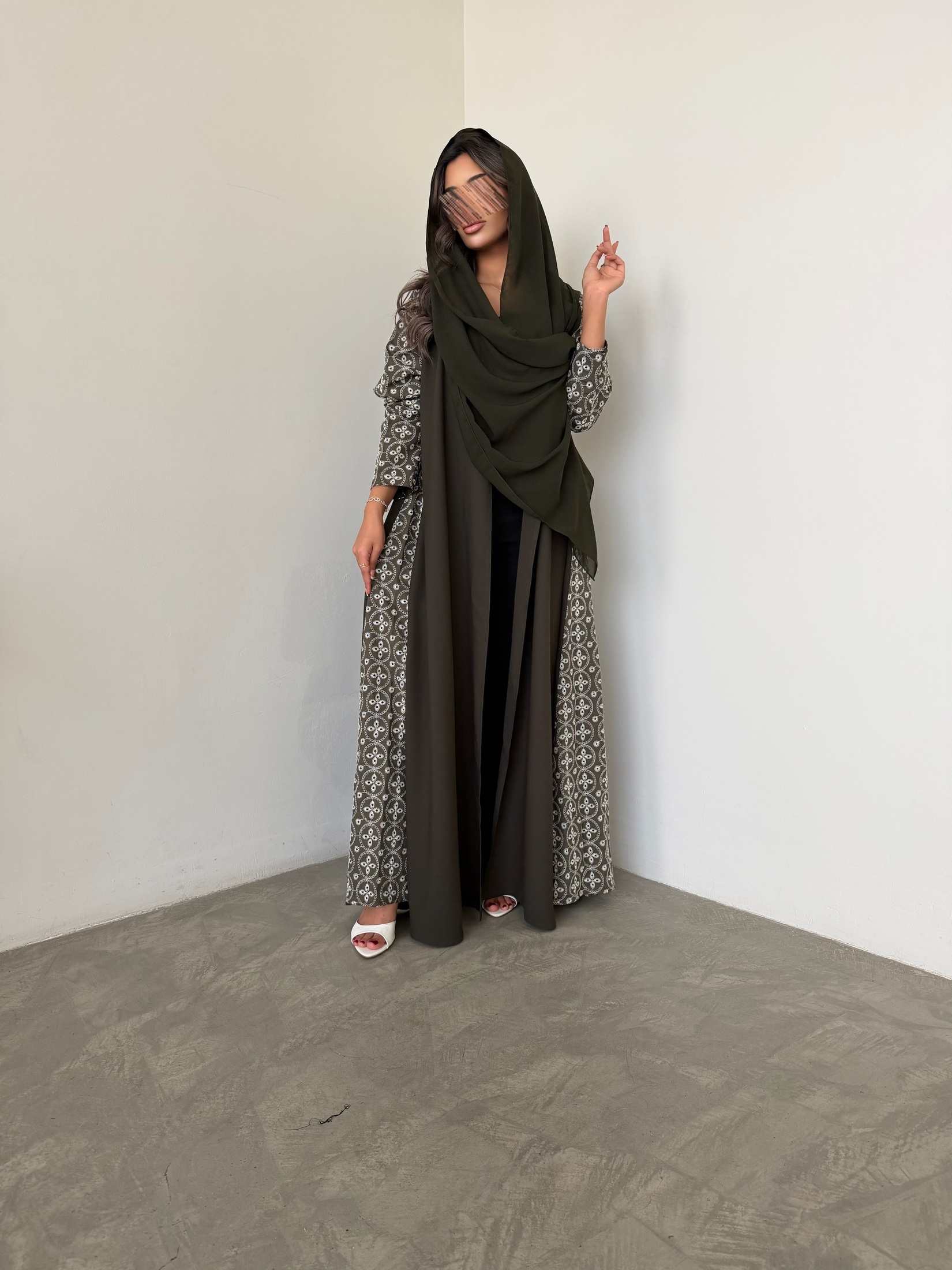 MWT767 - عباية كريب مع تدخيلة لنن هندي - Aya