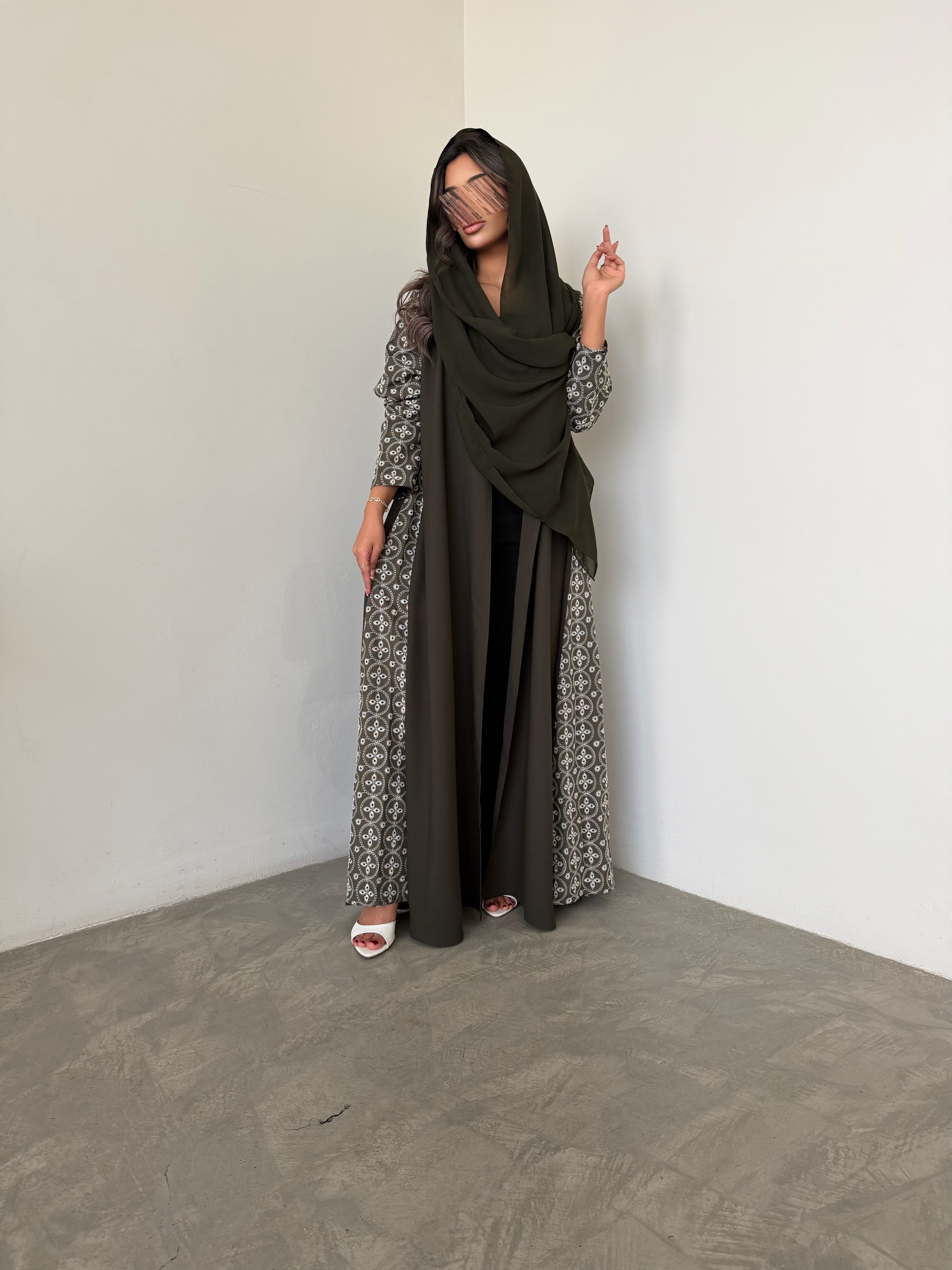 MWT767 - عباية كريب مع تدخيلة لنن هندي - Aya