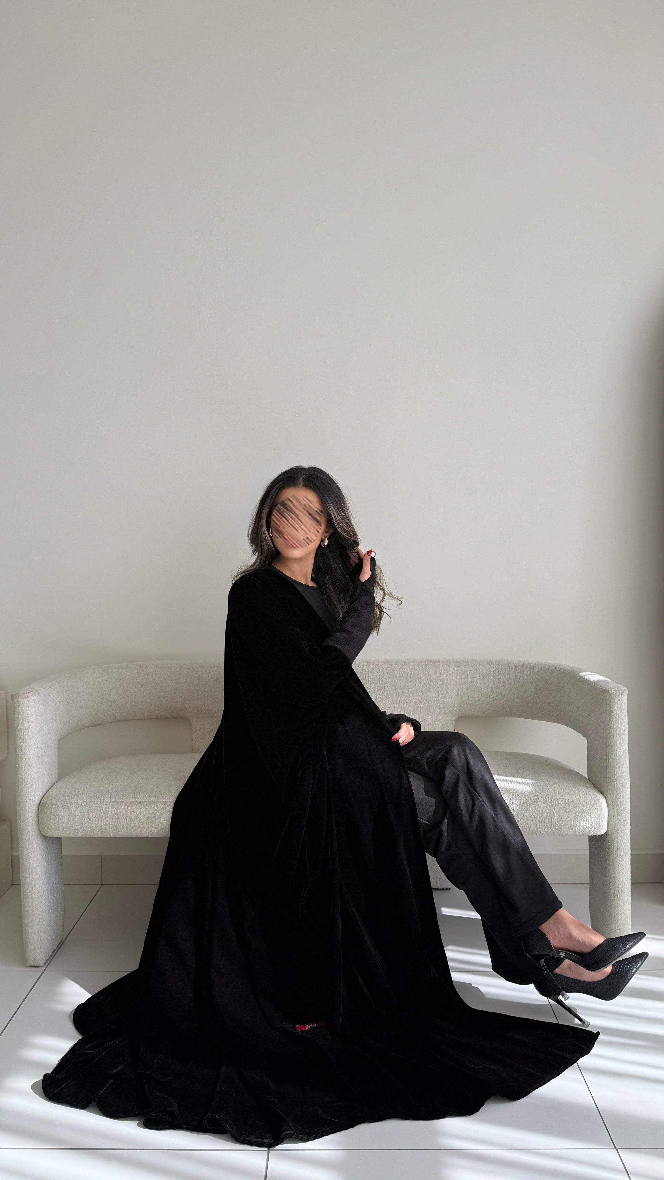 MWT749 - عباية مخمل بأكمام استرتش - Aya