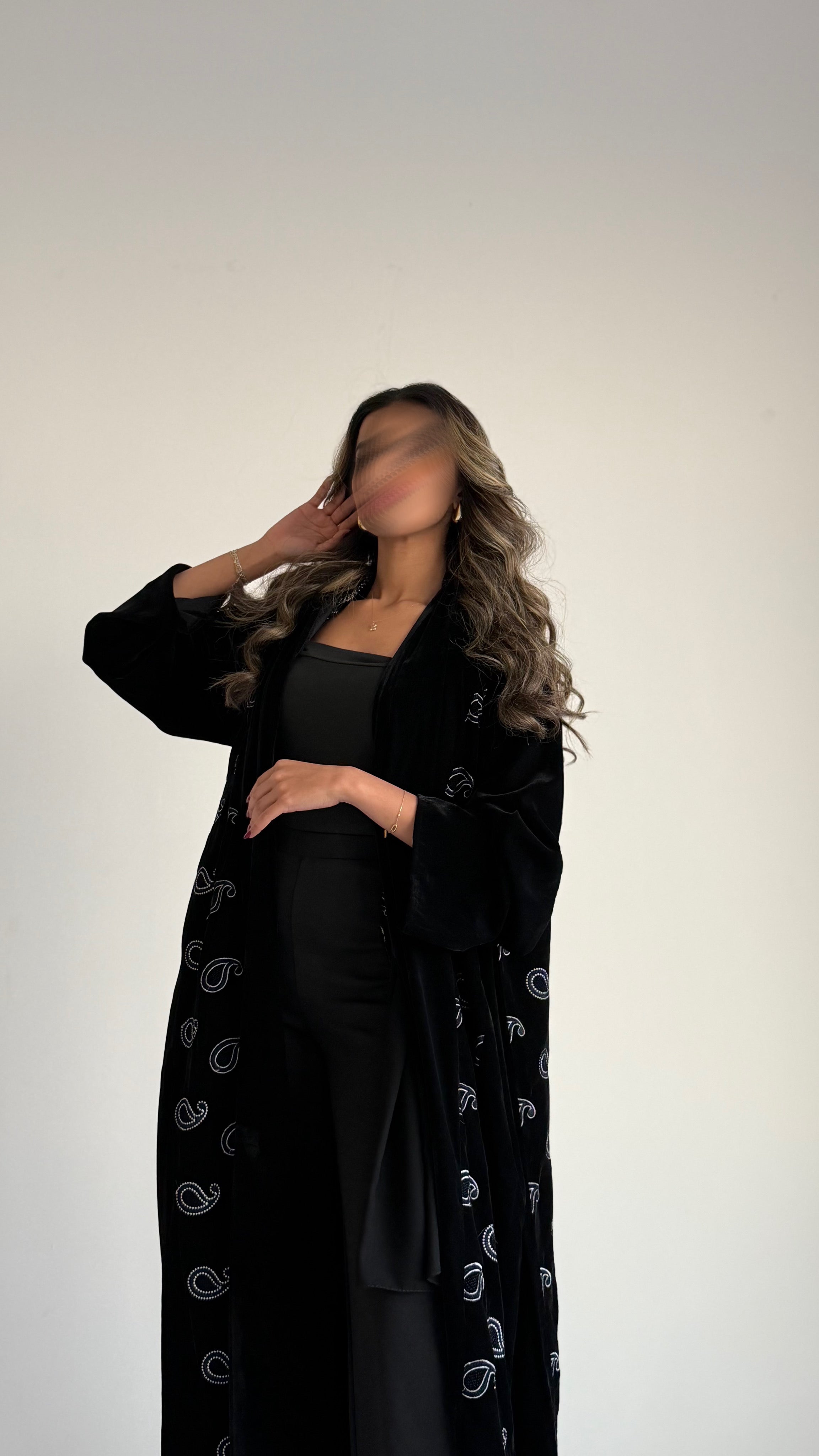 MW1801 - عباية مخمل مع اضافة تطريز كمبويتر على الجوانب - Aya