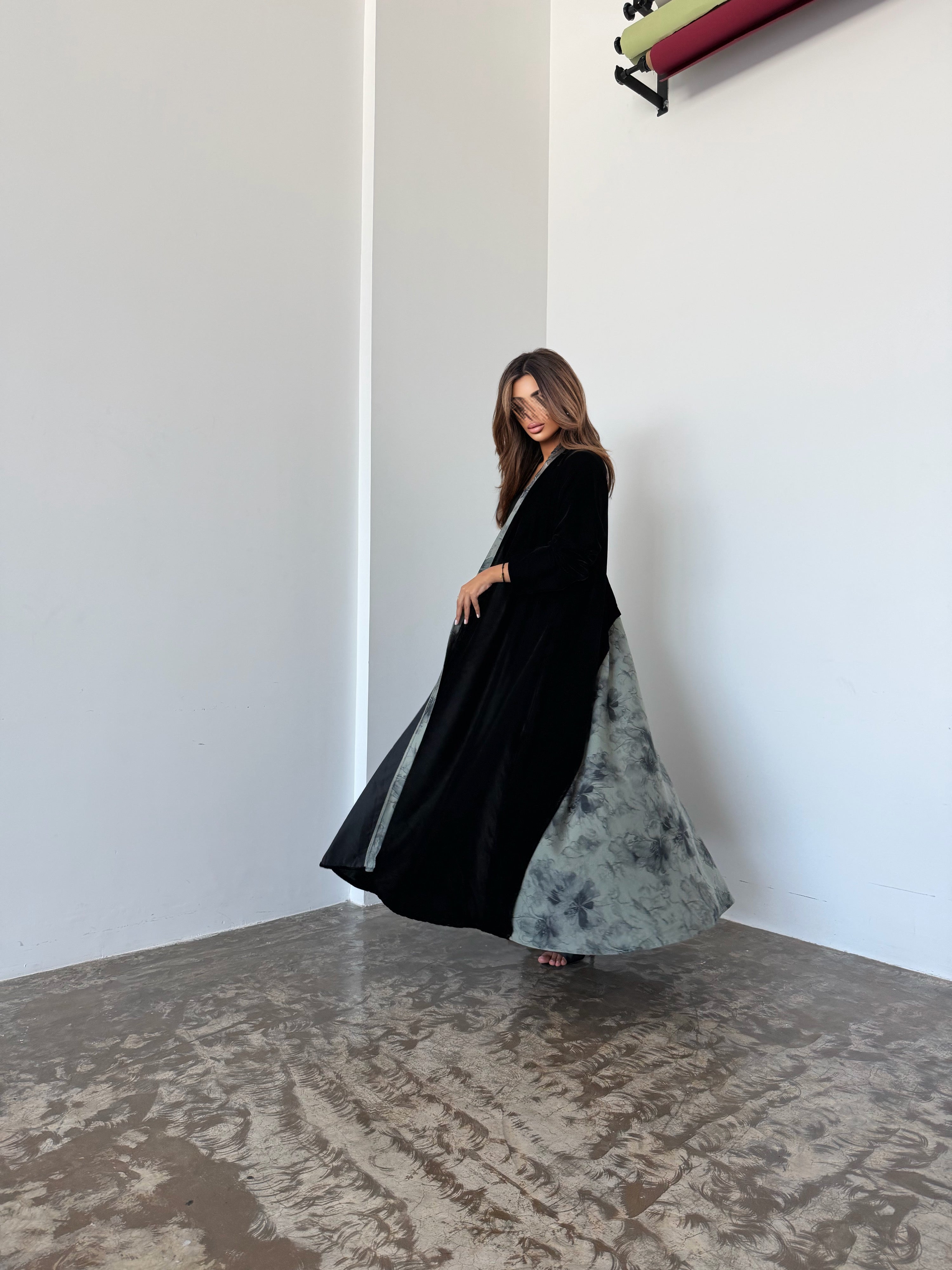 MWT959 - عباية مخمل بقصة مثلث مع اضافة حرير زيتي من الخلف