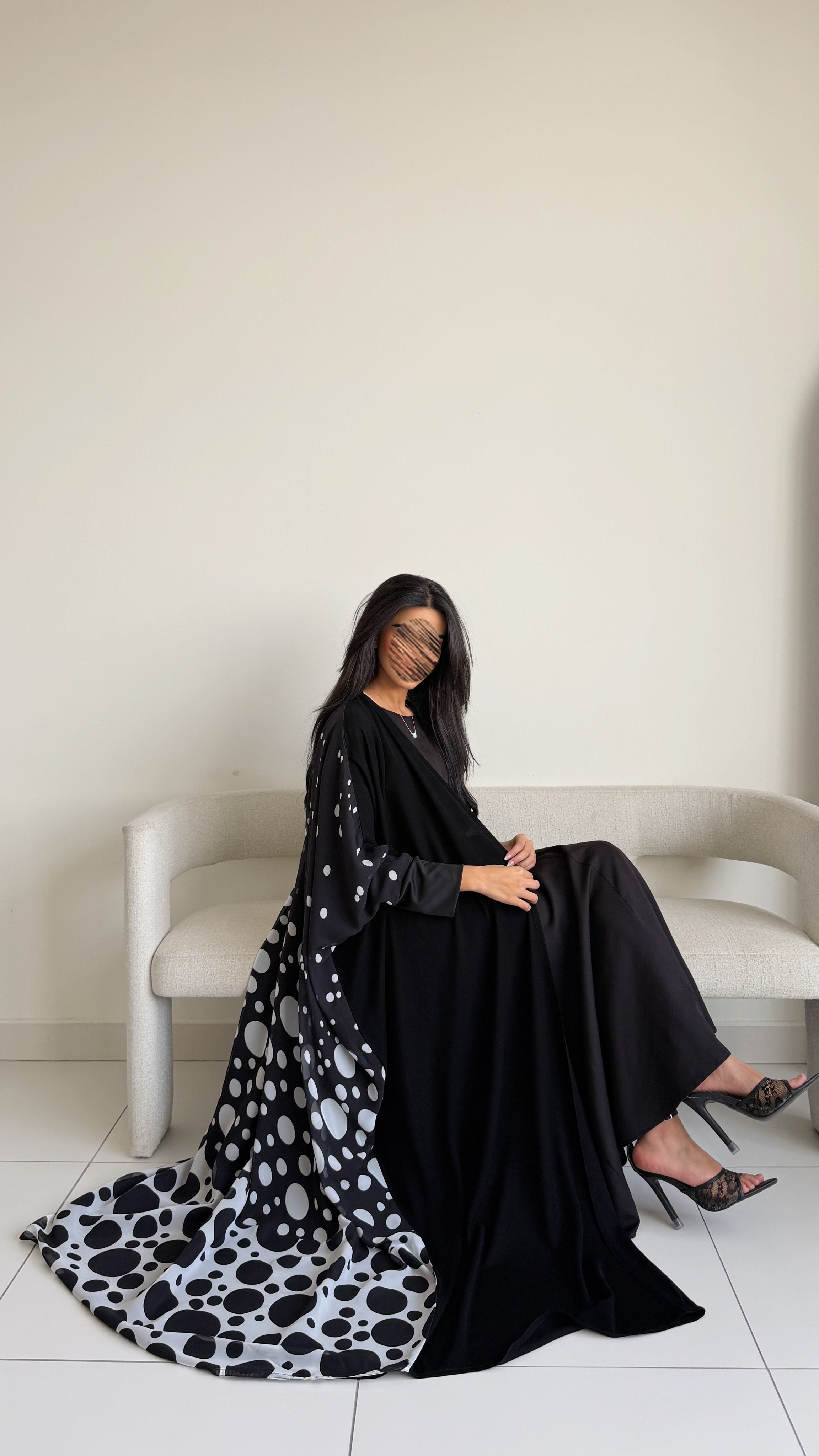 MWT5127 - عبايه كريب ملكي مع شيفون طباعه اسود من الأمام من الخلف منقط مع أكمام ستريتش - Aya