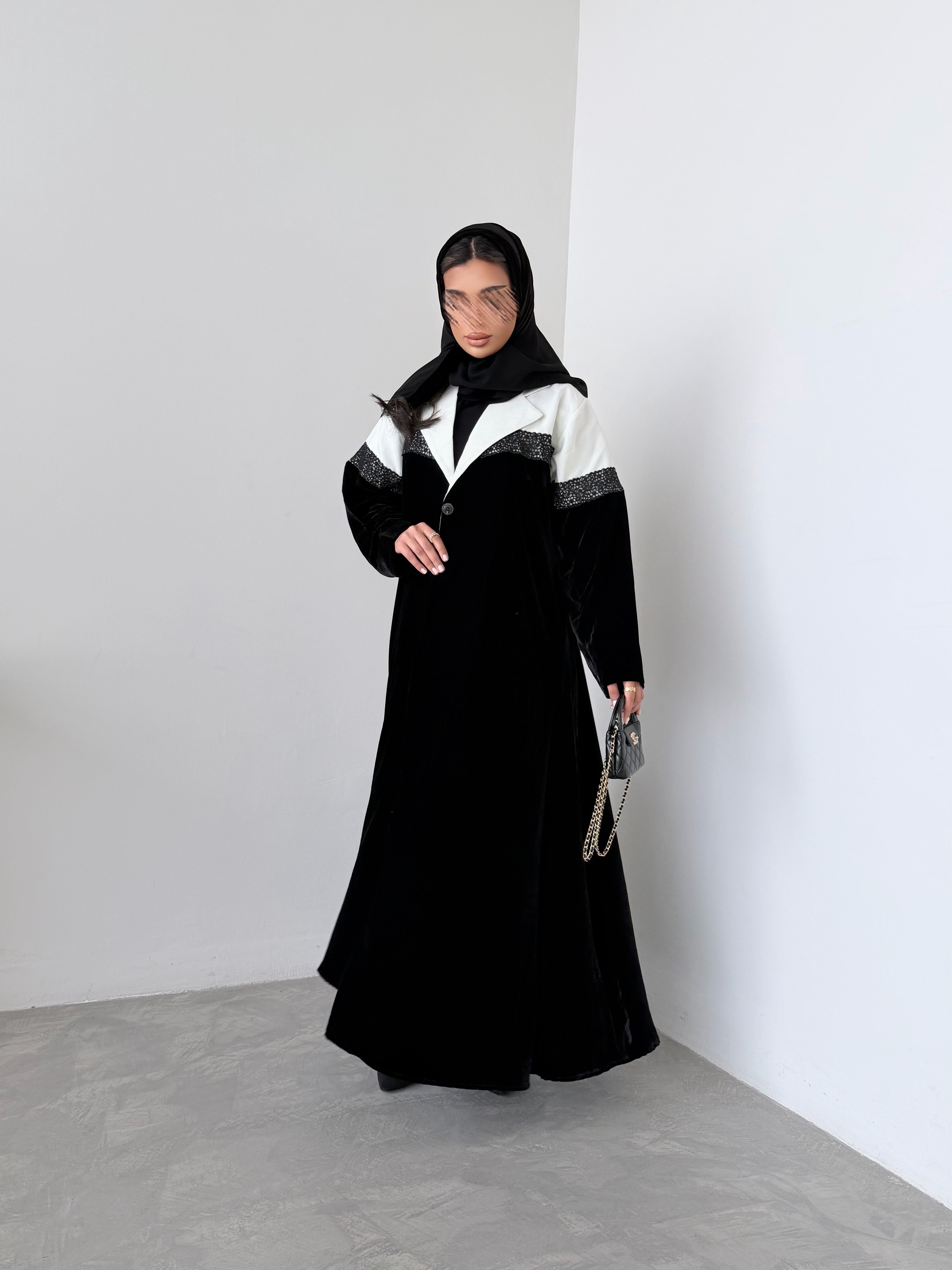 MWT985 - عباية مخمل مع تدخيلات ياقة ابيض واضافة كلفه ورد اسود