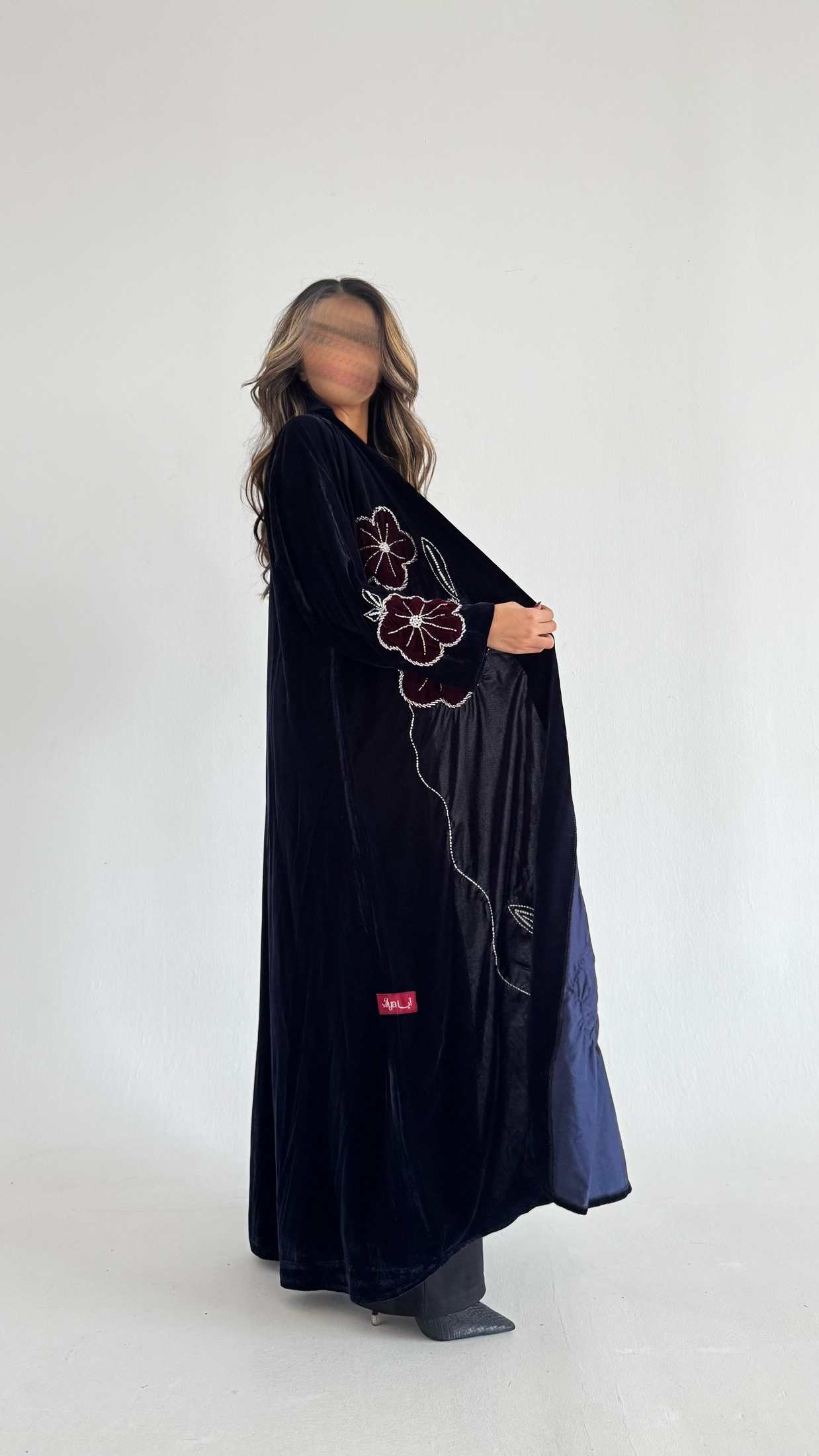 MWT543 - عباية مخمل مع تطريز وشك - Aya
