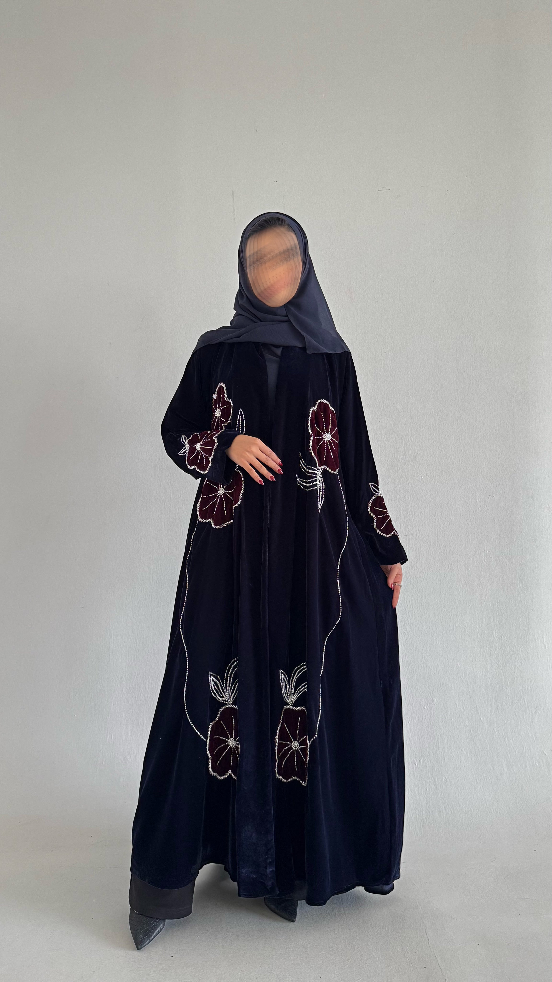 MWT543 - عباية مخمل مع تطريز وشك - Aya