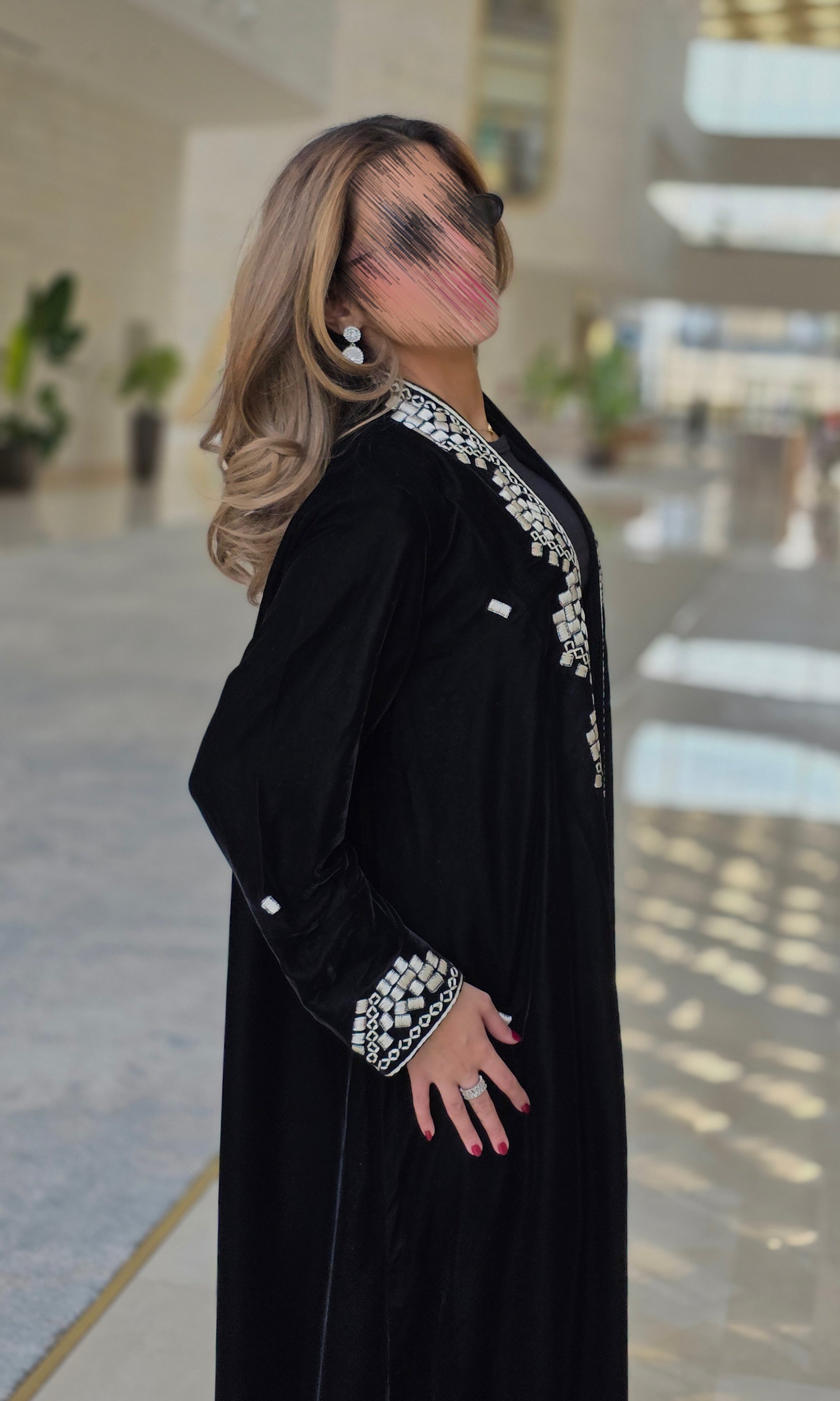 MWT684 - عباية مخمل اسود  تطريز من الامام - Aya