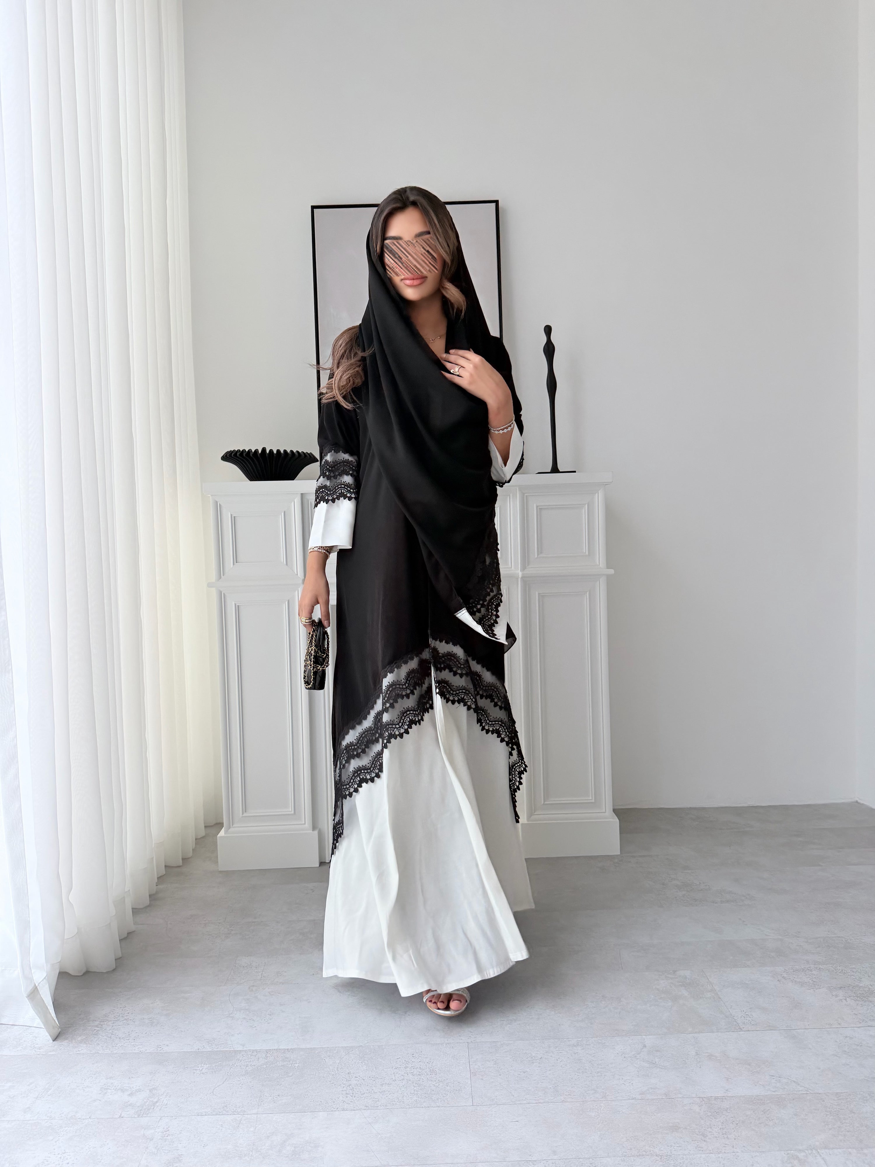 MW2134 - عبايه كريب ملكي مع اضافة قماش حرير بطريقة انيقة - Aya