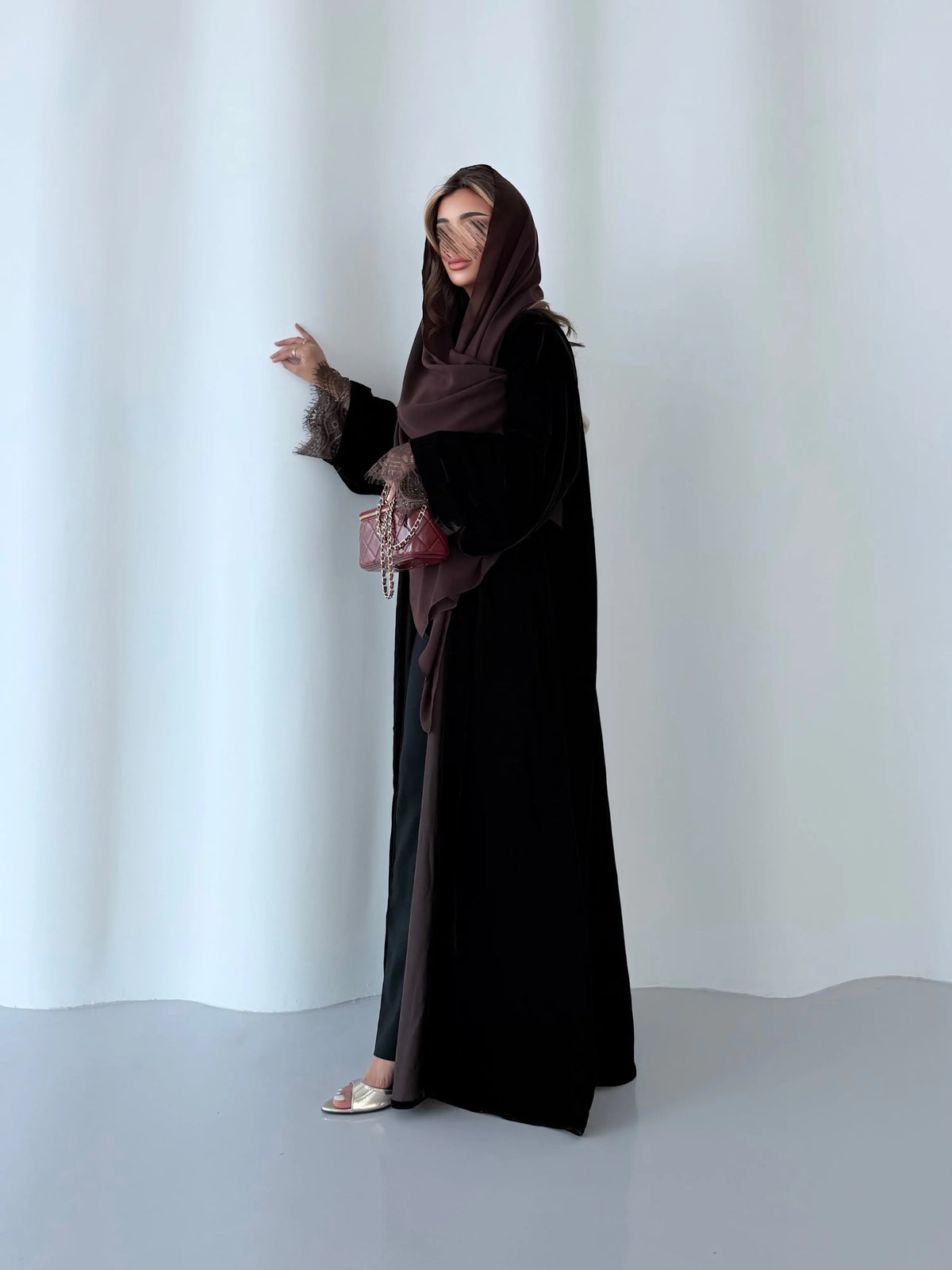 MWT5257 - مخمل بني شتوي مع تدخيلات دانتيل بني ناعم - Aya