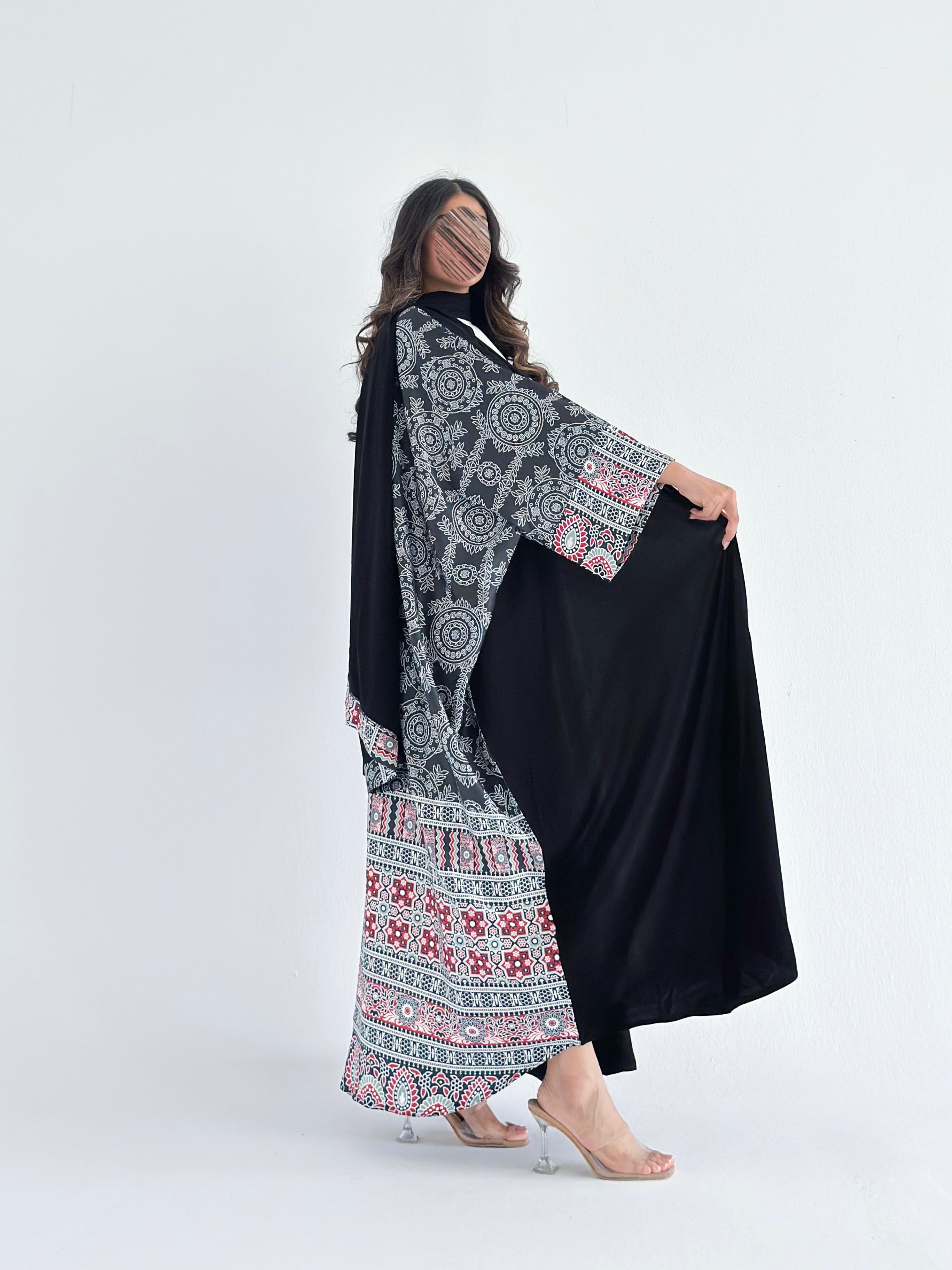 MWT1268 - عباية اسود بتدخيلة طباعة بالخلف