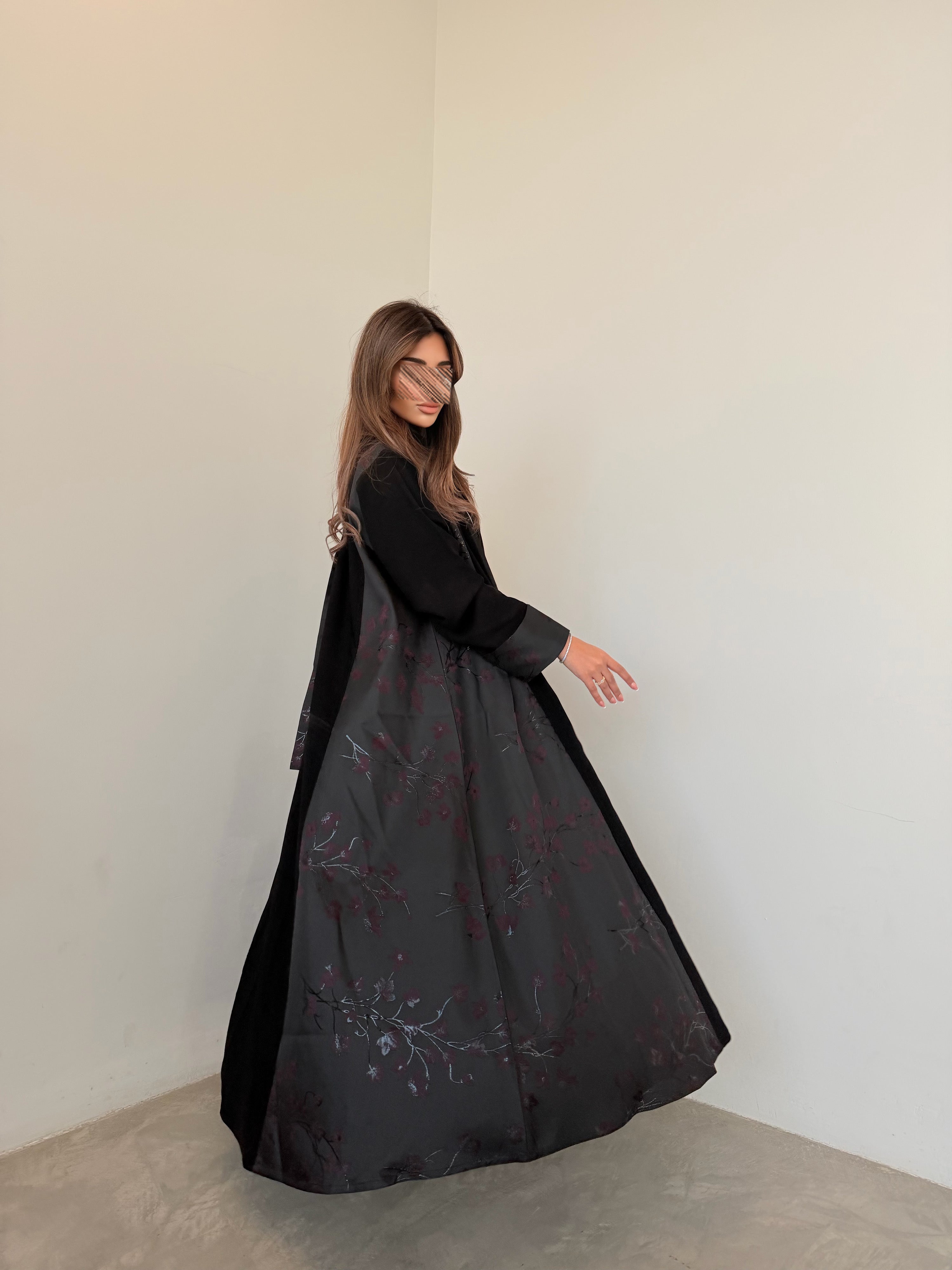 MWT5039 - قماش اسود كريب مع قماش تفته ورد بقصة كلوش - Aya