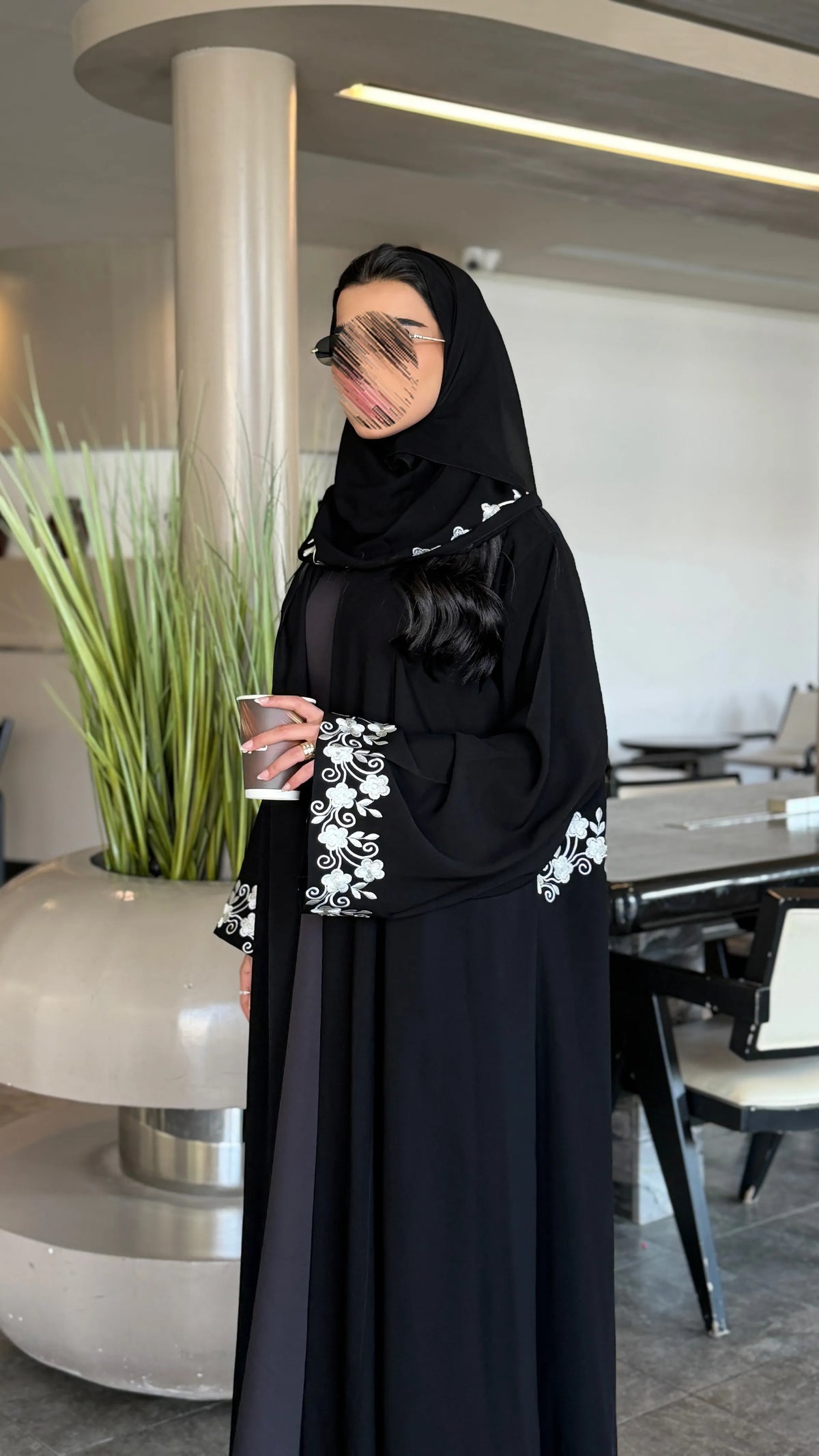 MW453 -  عباية سوداء مطرزه ورود بيضاء