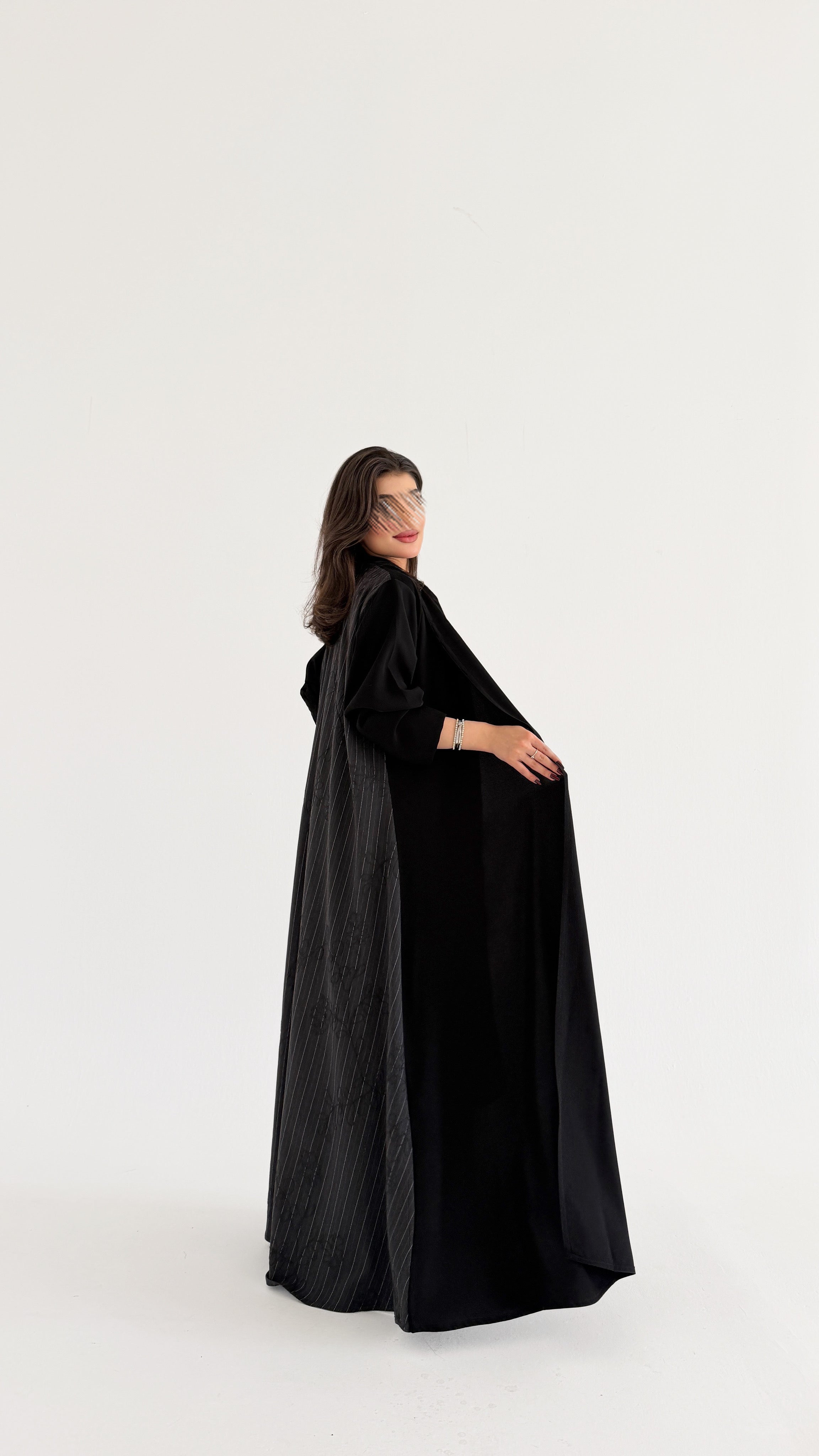 MW2107 - عباية كريب مع اضافة راقية من الجاكار انيقة بقصه نص كلوش عصرية - Aya