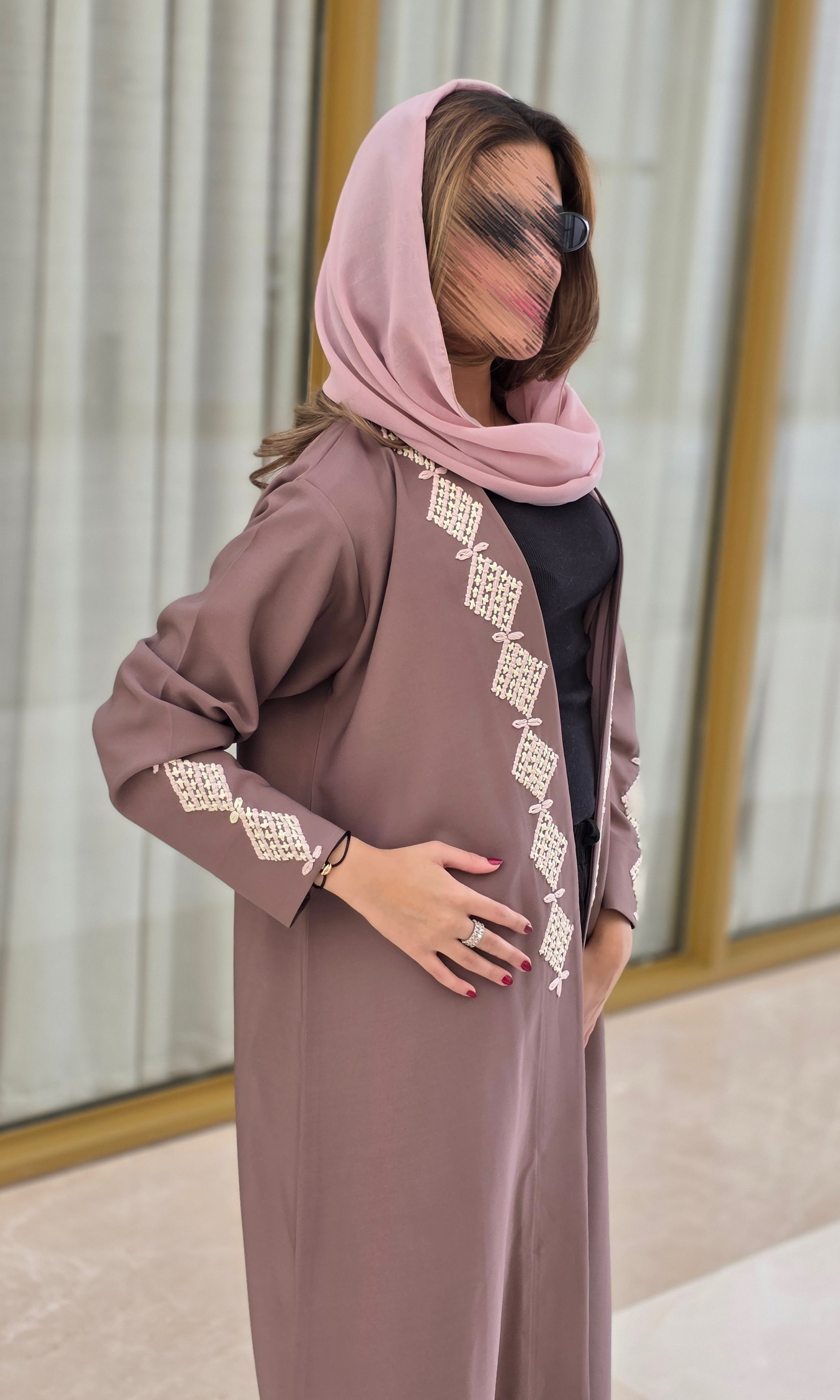 MWT662 - عباية وردي تطريز من الامام - Aya